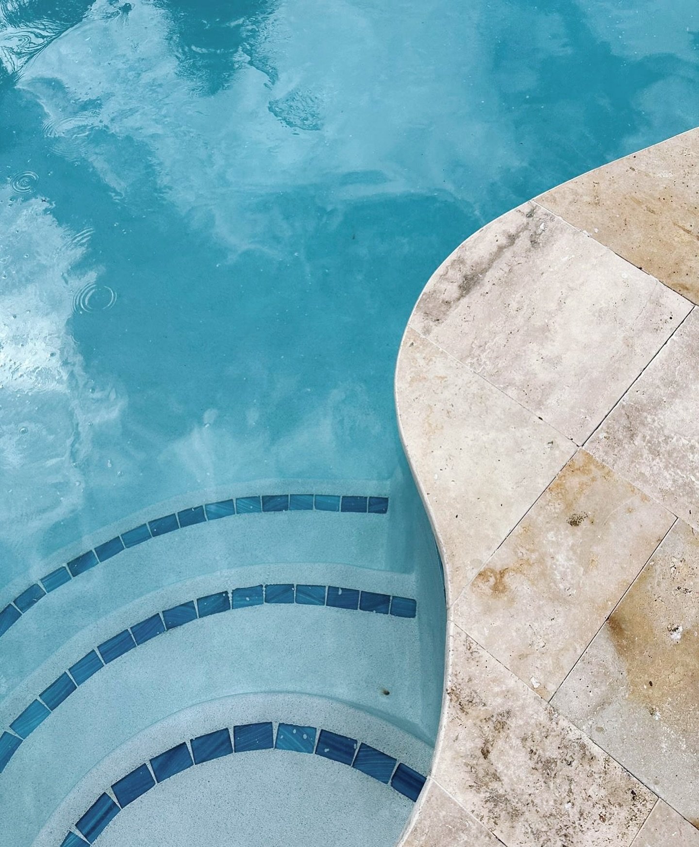 Kicking off the end of year holiday season with a fresh pool reno 🎁🙌🏻🌴
.
.
.
#bettercallsalpools #poolrenovation #travertinepavers #floridapools #pooldesign