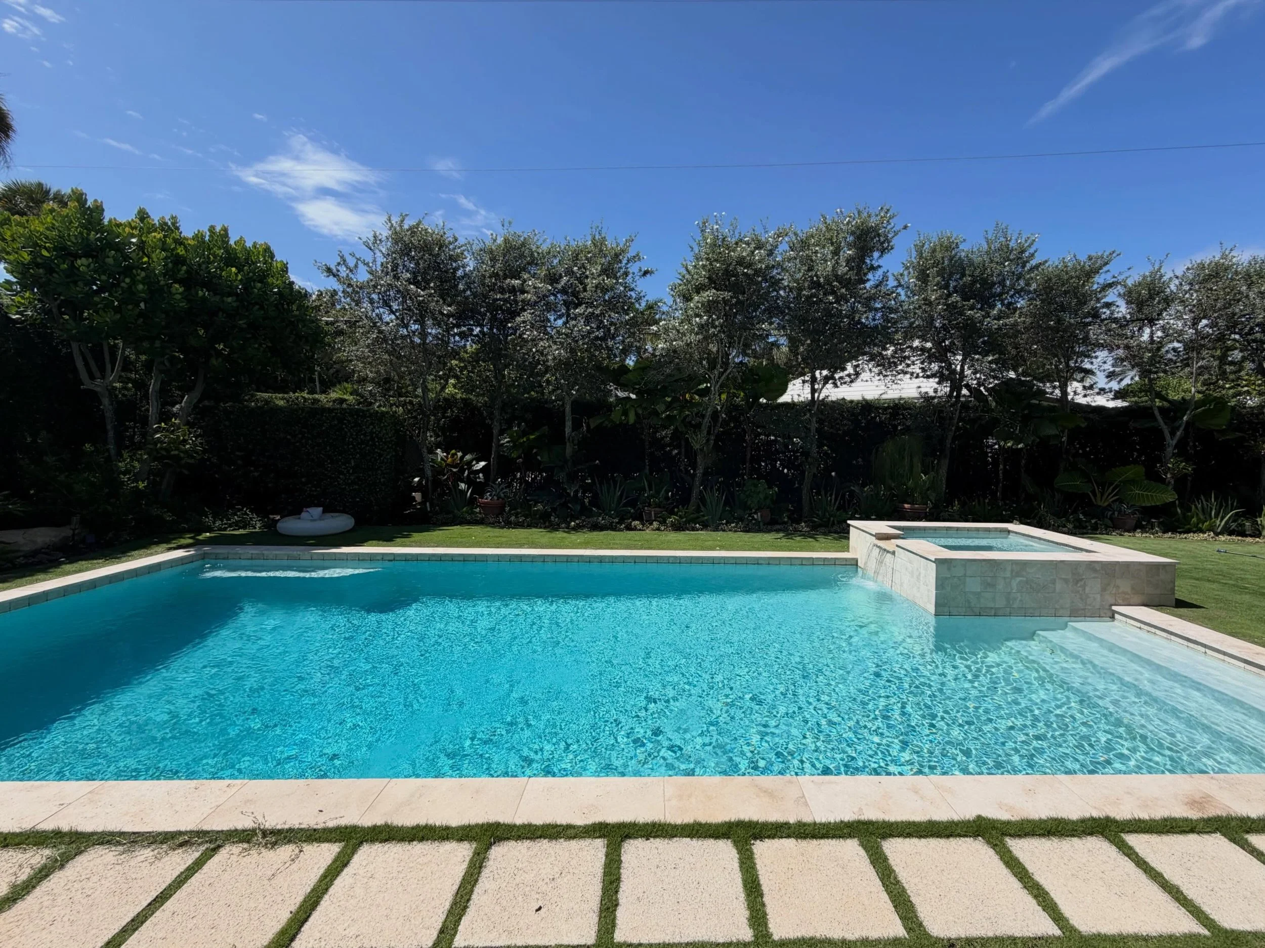 This classic Palm Beach pool and outdoor living space where coastal colonial meets resort-inspired minimalism 🦩