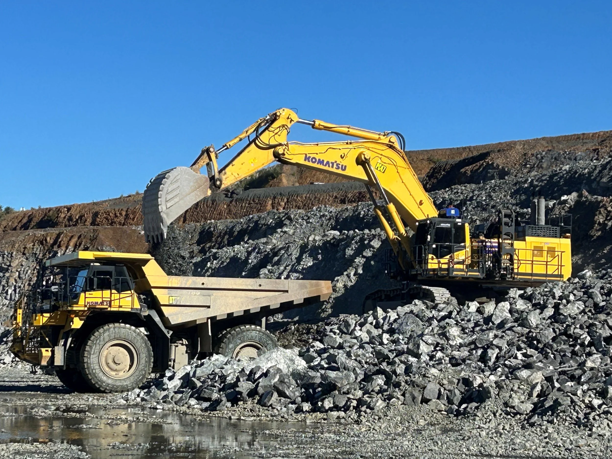 Digger loading dump truck.jpg