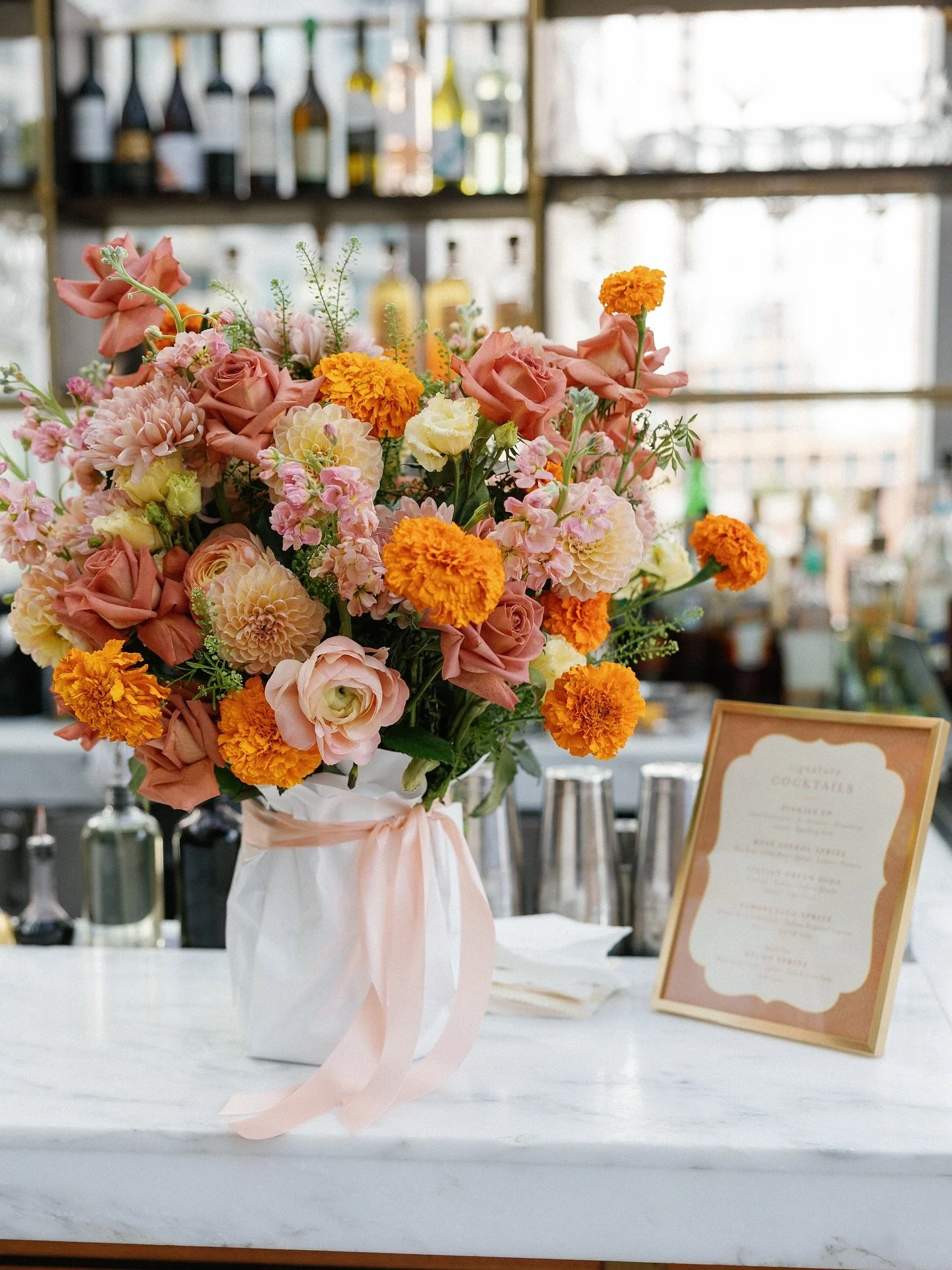 We loved these colors for a beautiful rehearsal dinner!🧡@gibsonsitalia &bull; Photography @iambenramos