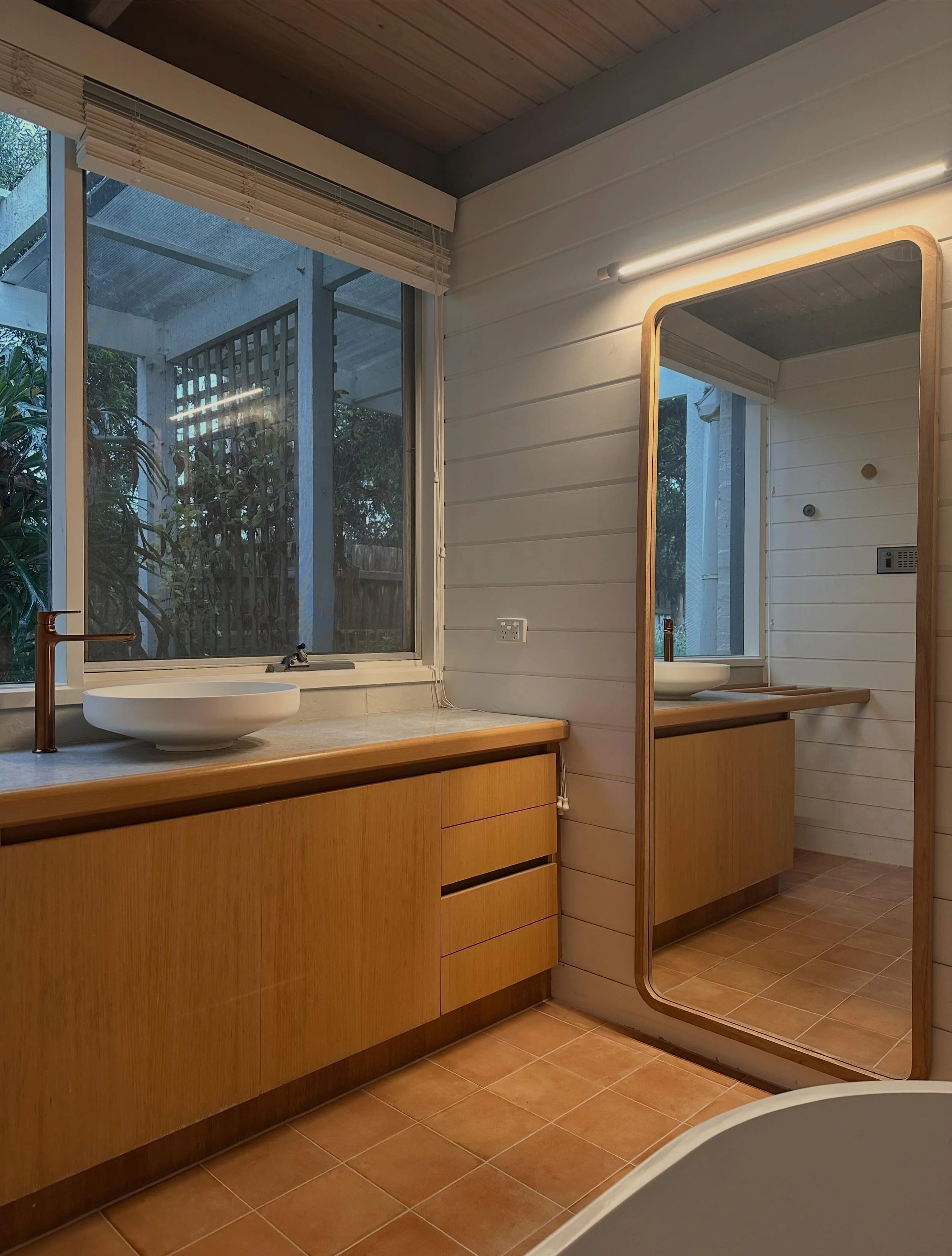 This one invites you to stay awhile

For this bath lover, I had to stress that it&rsquo;s important that the screen pivots - so you can pull up a lil table for your book and cuppa tea, or wine🍷

In between fisting dunnies and fixing leaks, sometimes