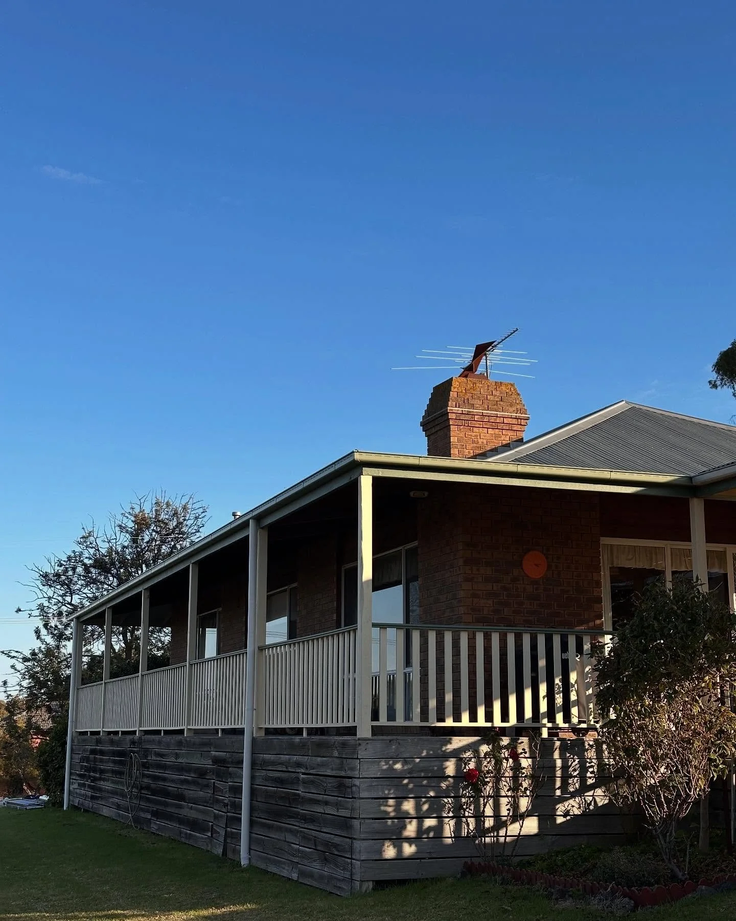 70+ meters of fresh Pale Eucalypt Guttering for this Tyabb Home 🏠

The process: Tea and Biscuits 🍪

- Removal and recycling of the rusty zinc gutters and downpipes really letting down the looks of the home.

- Installed first gutter length from our