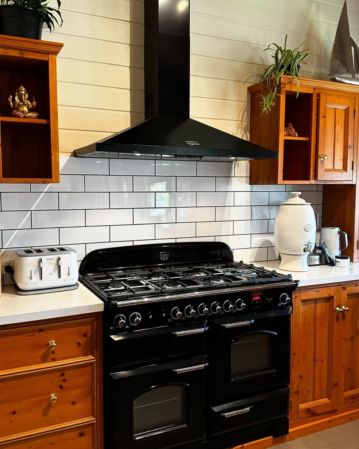 Big bertha is the centre piece of this kitchen 🤤 🔥

Wish you could see the fireplace and internal brick wall opposite in the living area.
Love this styling, a lot like what I grew up with.

Looks unreal @amplebuilders !
