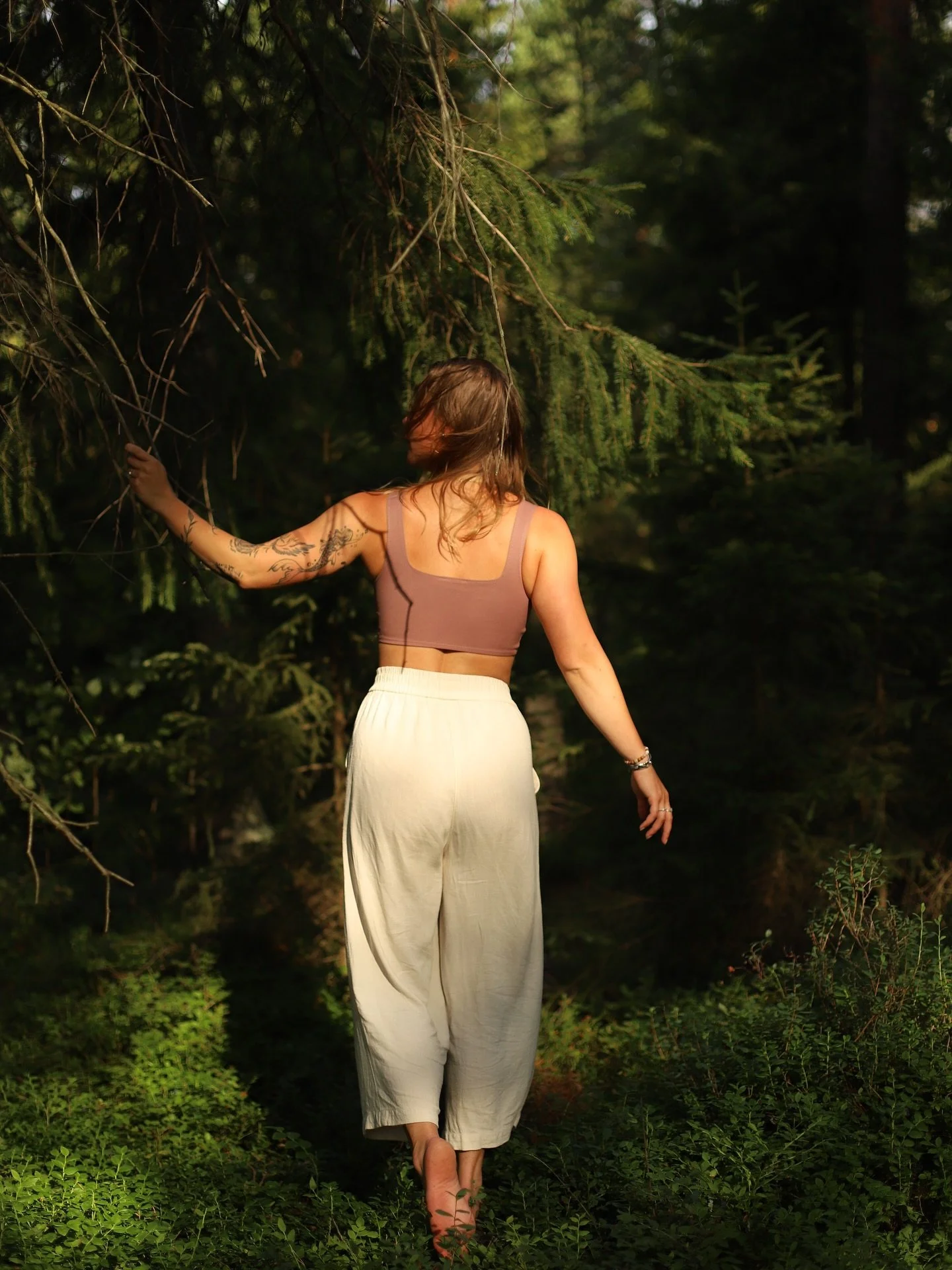 &rdquo;and at the end of the day, your feet should be dirty, your hair messy and your eyes sparkling&rdquo;

🌲✨

@lauraemiliavisuals