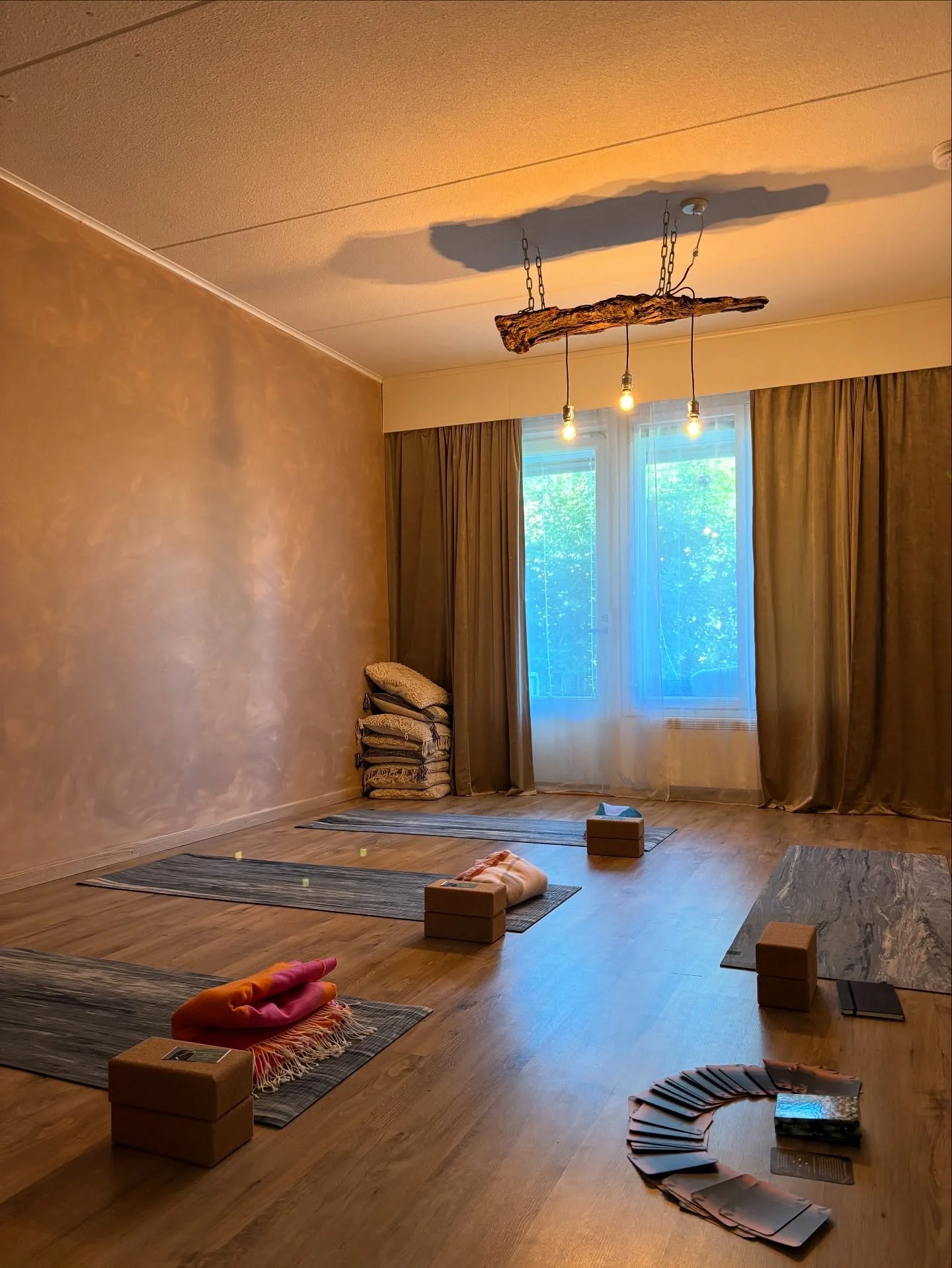 holding space in beautiful spaces 🌌

Ootko huomannut, kuinka paljon ymp&auml;rist&ouml; vaikuttaa omaan olotilaan? Kuinka mielen harhaillessa ymp&auml;rist&ouml;nkin valloittaa herkemmin ep&auml;j&auml;rjestys ja sotku? Ja p&auml;invastoin? 😮&zwj;?