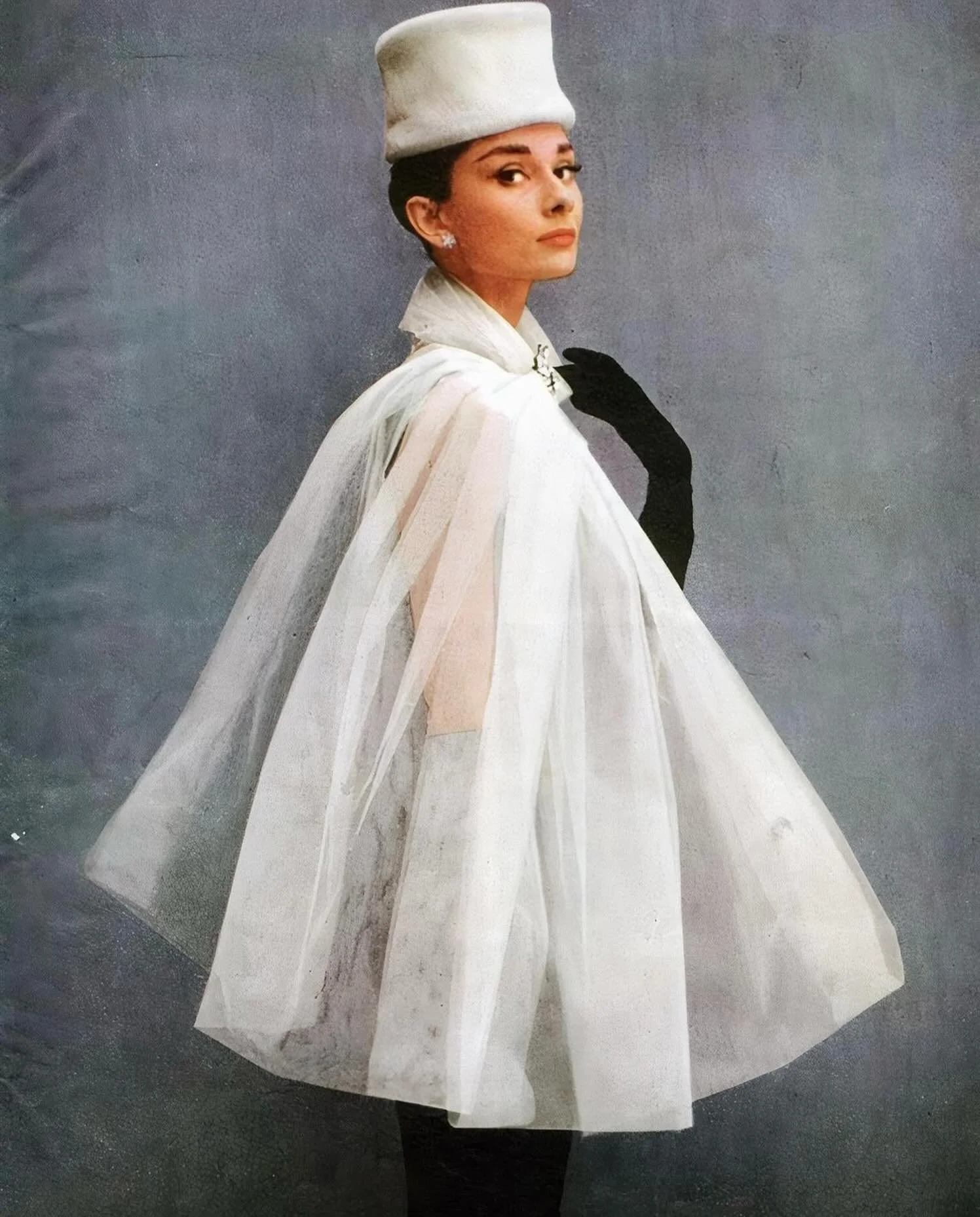 Audrey Hepburn by Richard Avedon for Harper&rsquo;s Bazaar, 1959. By the late 1950s, Avedon had already helped define Hepburn&rsquo;s photographic image, bridging fashion editorial and cinema through their ongoing work. 

#audreyhepburn #richardavedo
