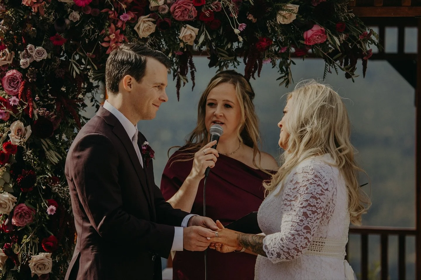 A beautiful day @silvertipresort how gorgeous are these flowers you guys! The colours Tomi picked made everything come together so perfect! 🔥