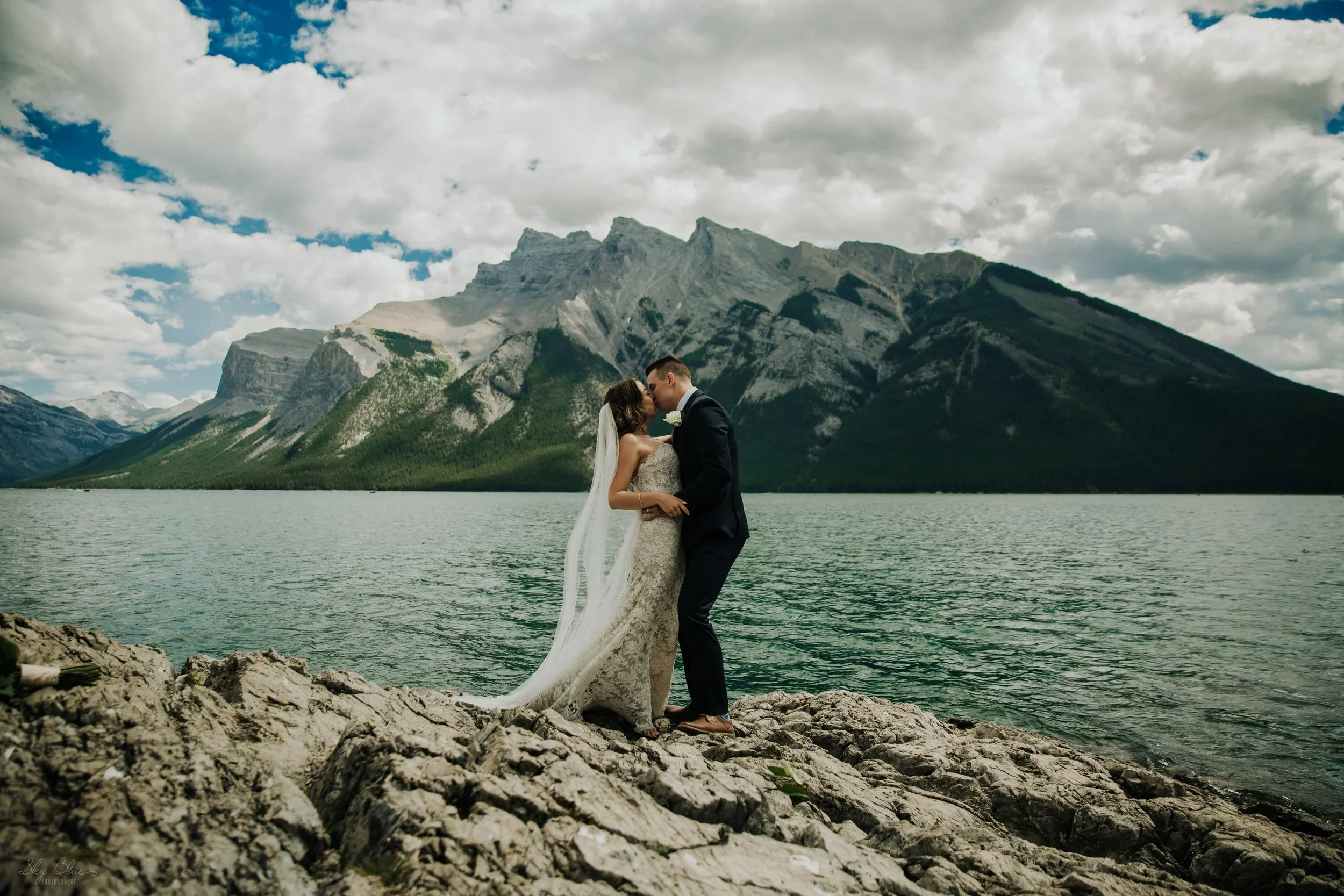 wedding-mountain-kiss.webp