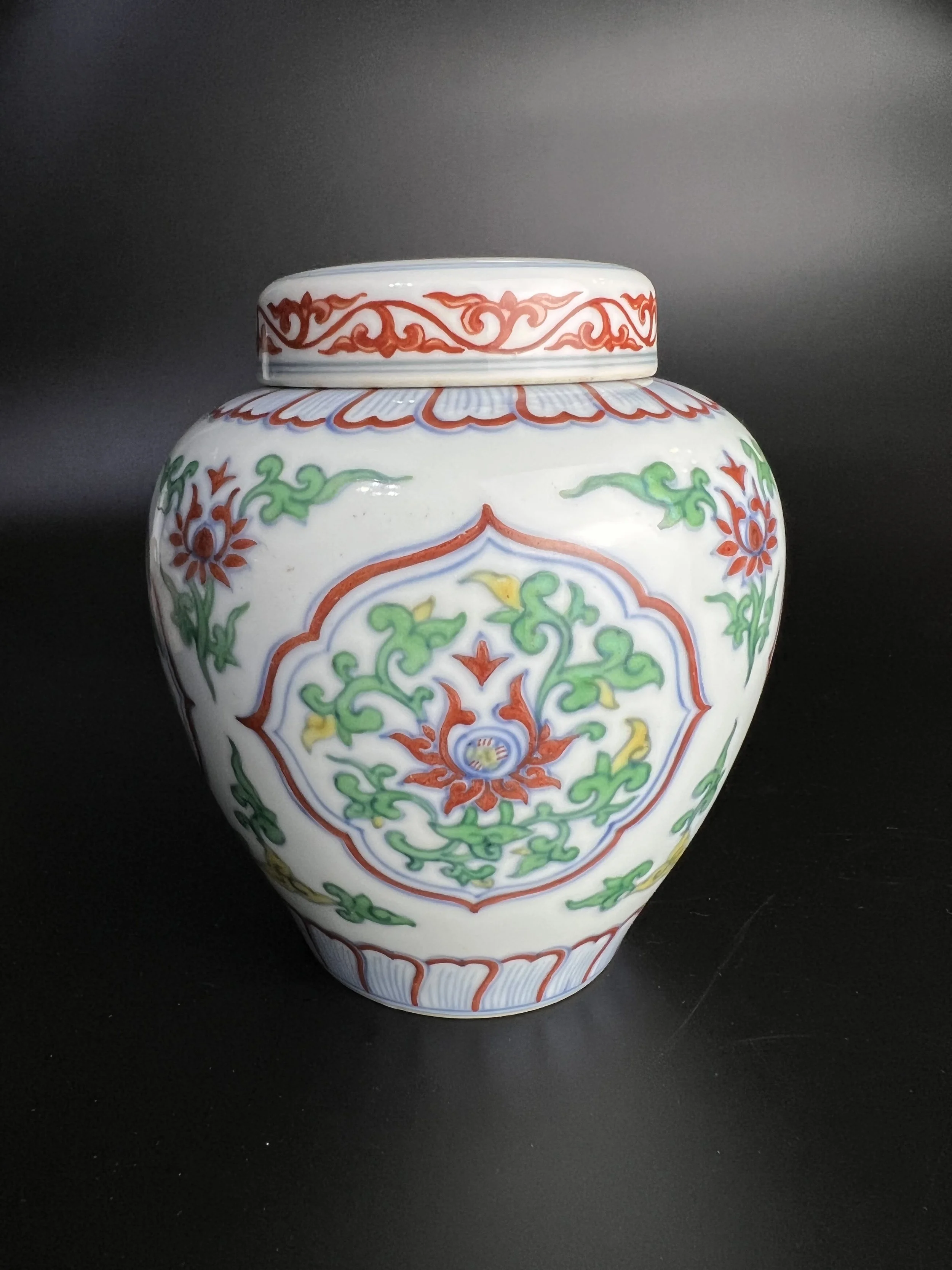 Appreciation of a Ming Dynasty Chenghua Doucai Covered Jar with Begonia-Shaped Mouth and Baoxiang Floral Pattern