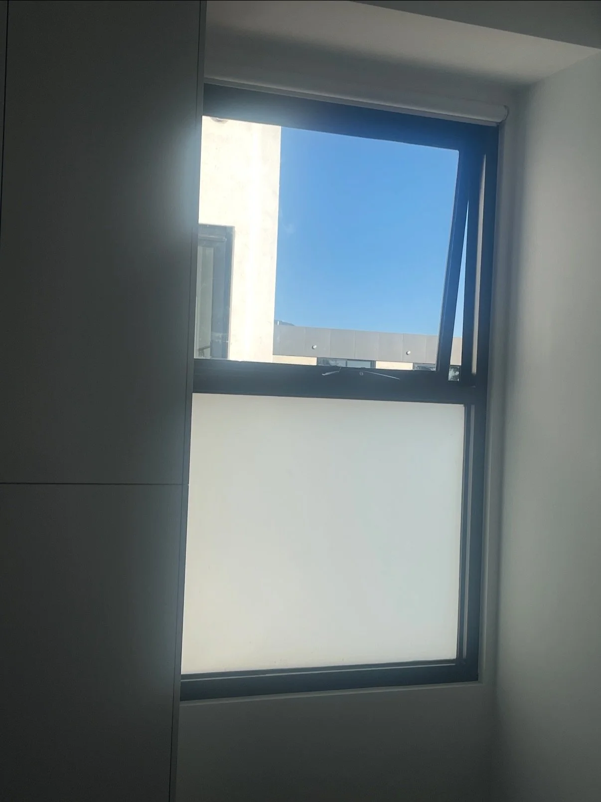 Failing double glaze unit? This double glaze unit in a high rise apartment in Glen Iris had a leak in the silicone causing the unit to become compromised with water along with a poorly sealed frame. We have replaced the glass unit with our quality do