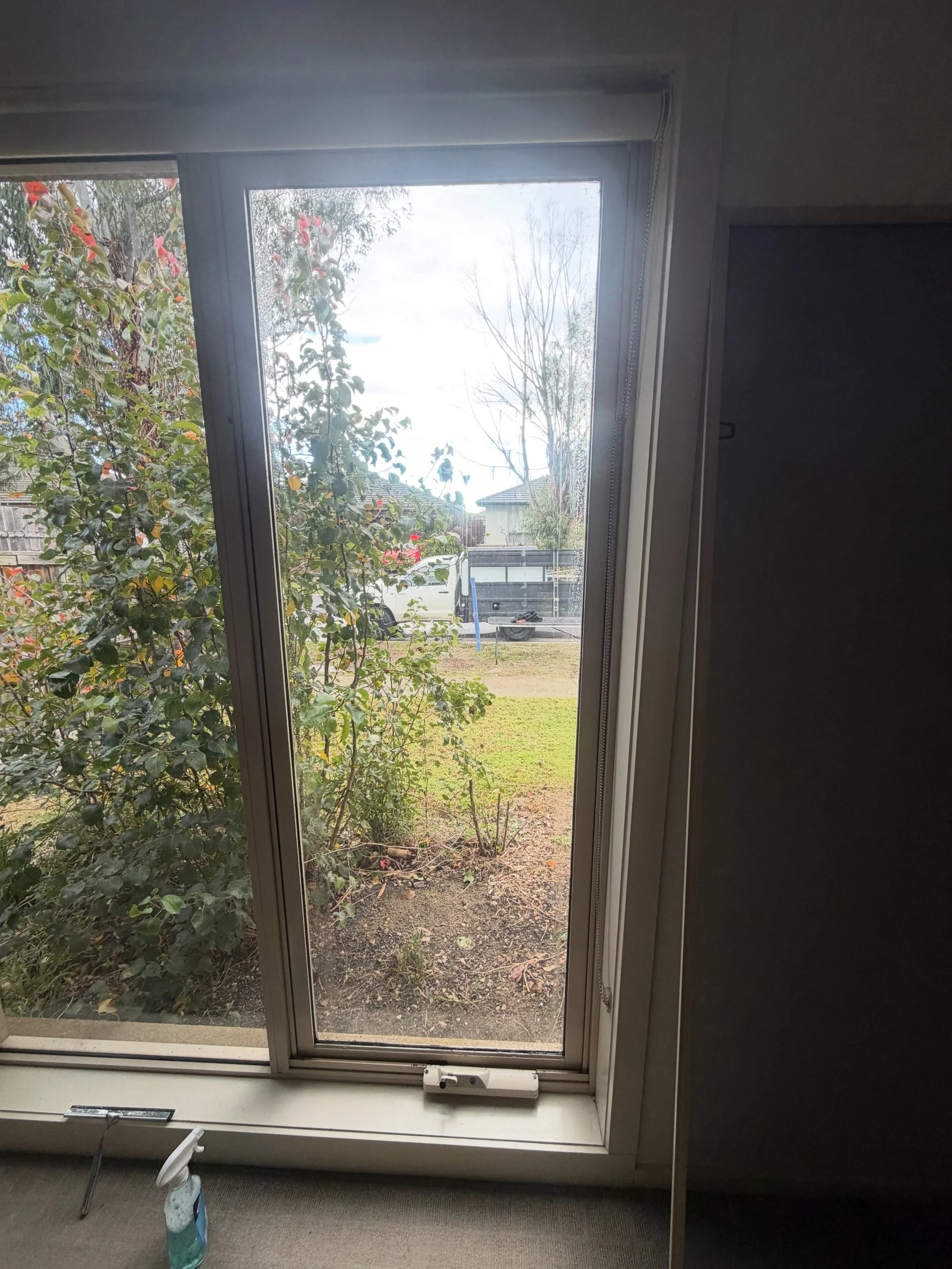 Tall standing awning window replacement in point cook.
Safety glass shattered, cleaned up and our 6.38mm clear laminate glass installed. If you want similiar? DM us, if you want supply glass only also DM we will help you !

#melbourne #glass #melbour