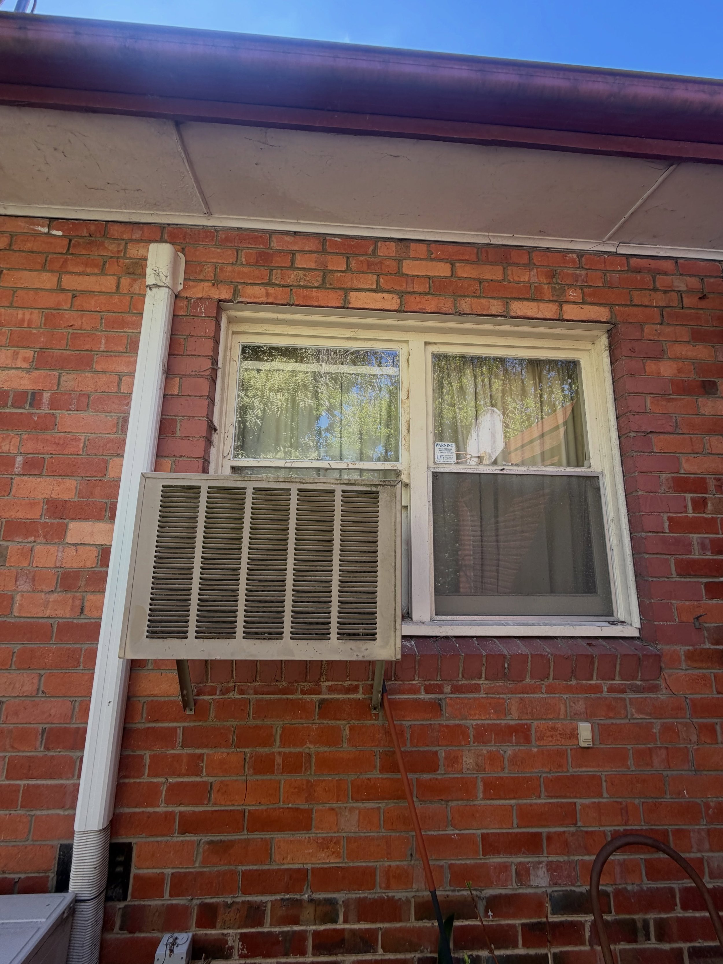 15 minute window replacement in Melbournes Blackburn.

#glassreplacement #melbourneglass #glazier #originalglazing