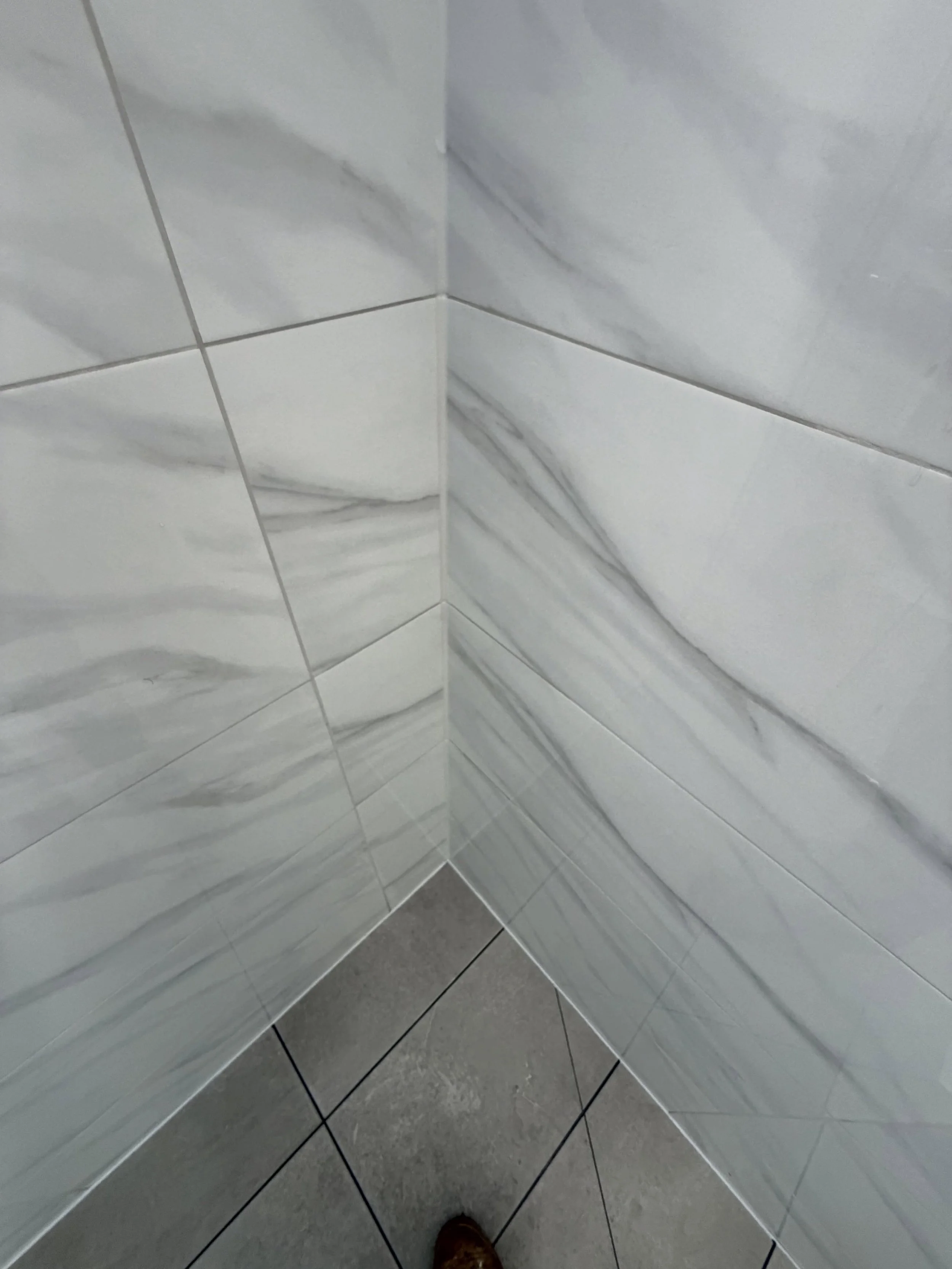 Mouldy silicone removed, a nice fresh bead of white mould resistant silicone applied. 

Unbeatable pricing !
Contact us for a quote 0411 946 933

#silicone #shower #siliconebead #siliconereplacement #showerreseal