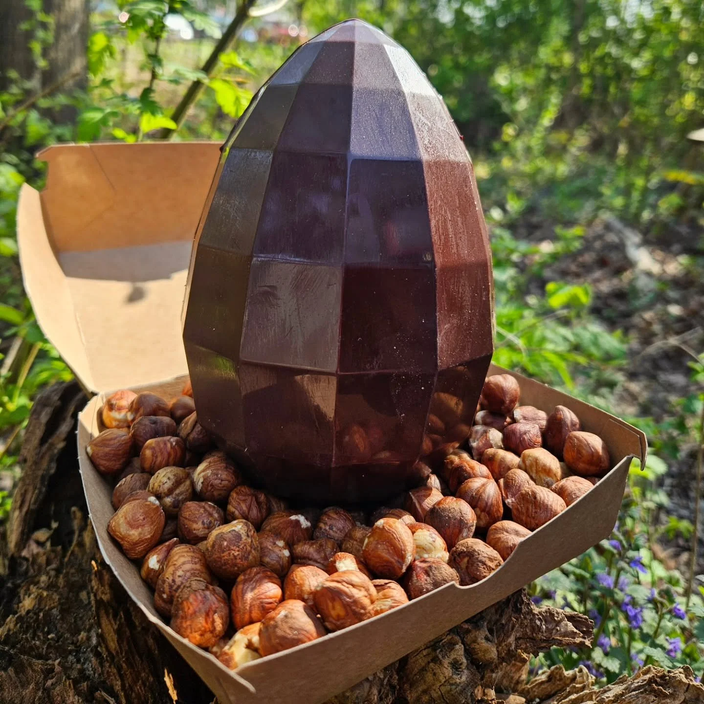 🐰Easter egg with 🌰 Hazelnut Pralin&egrave; 

&euro;25

#bauxpastry #easter #chocolate
