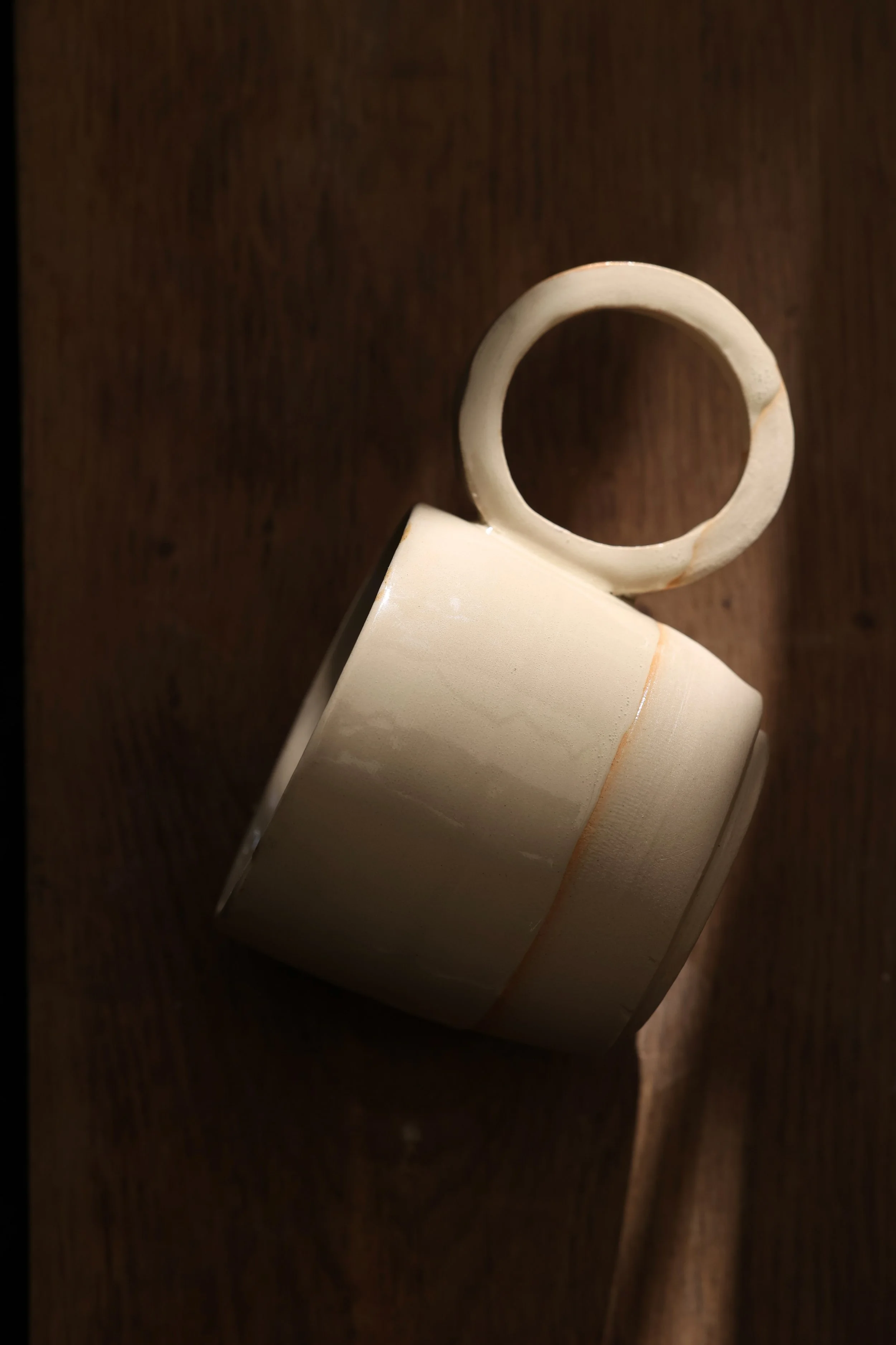 Tasse en céramique beige sur une table en bois