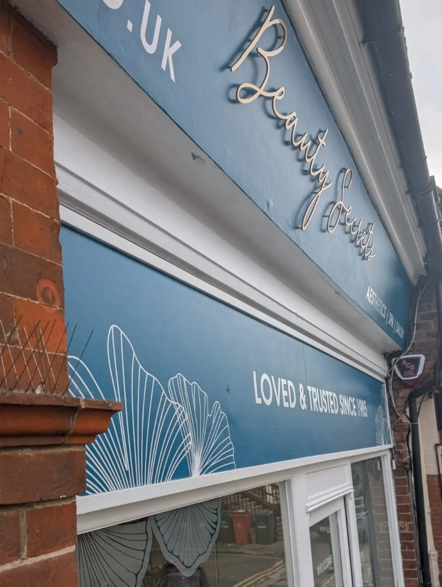 @beautysecretssalonandspa has a new home at Hove Park Villas 🥳 

We carried their existing style through to their new space with a refreshed shop front - gold acrylic lettering on stand-off locators and tidy window graphics for a polished finish. 

