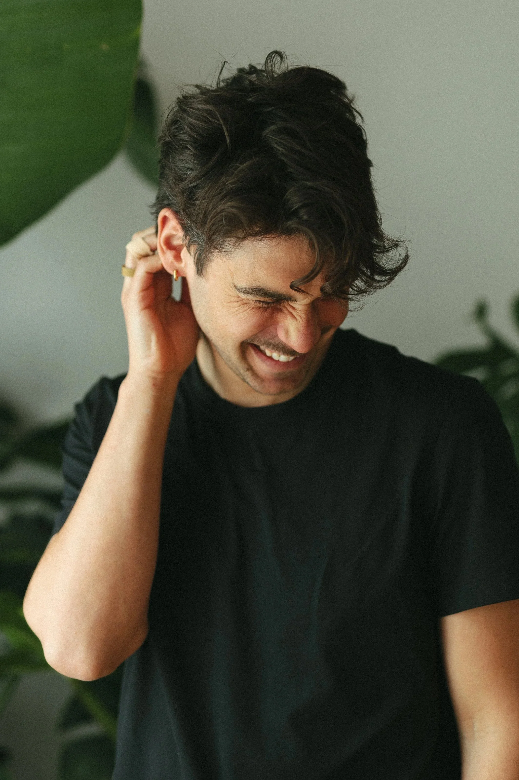 Schwarz-Weiß-Porträt von Philipp, dem Gründer von OM Gardens in Wien, mit geschlossenen Augen in einer entspannten Pose