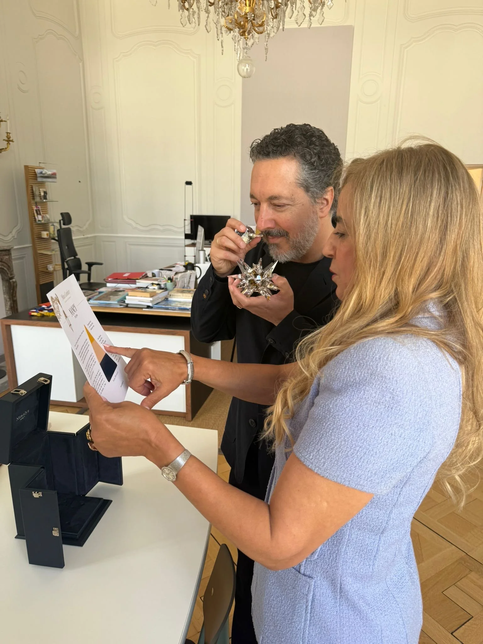 Nous avons eu l&rsquo;immense plaisir d&rsquo;offrir &agrave; Guillaume Gallienne @instagallienne, soci&eacute;taire de la Com&eacute;die Fran&ccedil;aise, &eacute;crivain et Pr&eacute;sident du Livre sur la Place 2025, des parfums d&rsquo;exception 