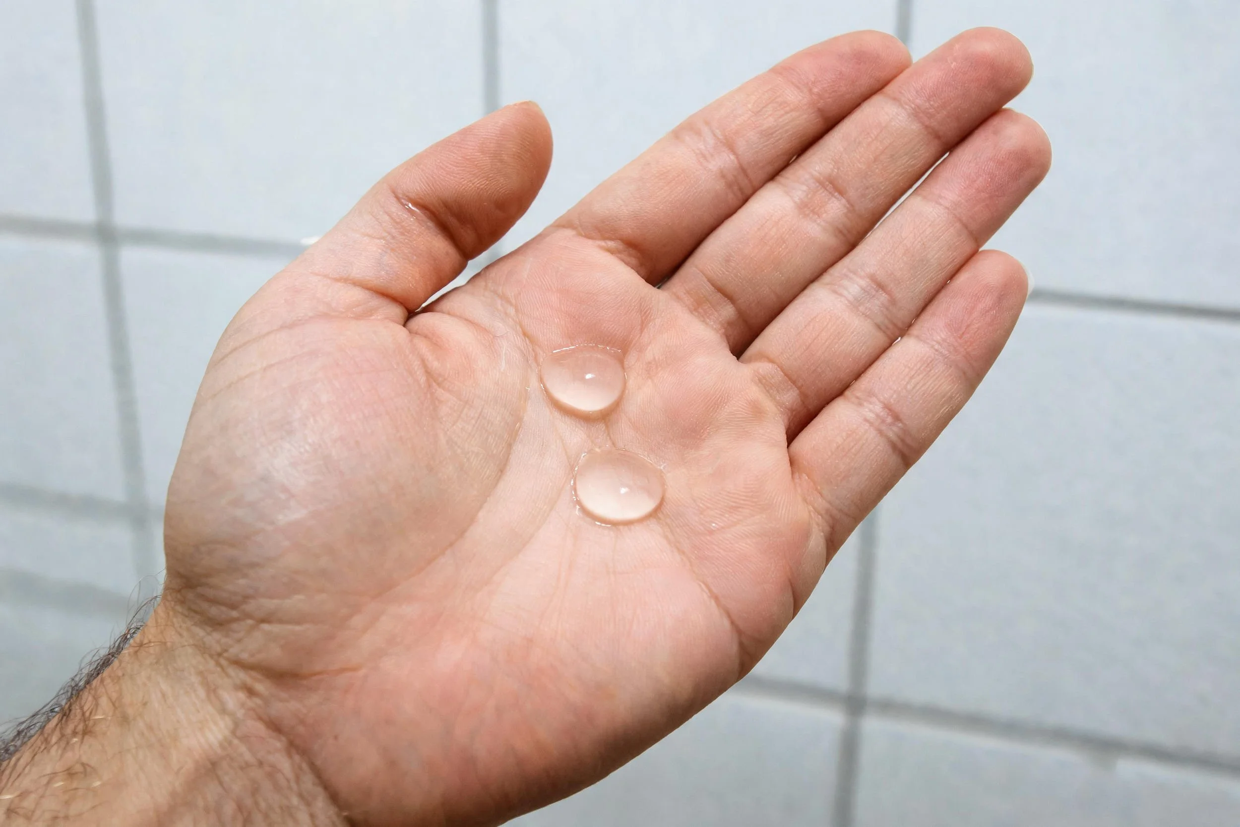 Nahaufnahme einer männlichen Hand mit dem Veri Full Hair Gel.