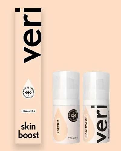 Veri Hautpflegeprodukte, einschließlich Serum und Aktivator, auf einem hellen Hintergrund.