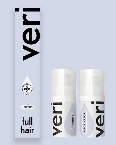 Zwei weiße Flaschen mit schwarzen und grauen Labels und ein längliches Paket mit dem Wort 'veri' in schwarzer Schrift, vermutlich Haarpflegeprodukte.