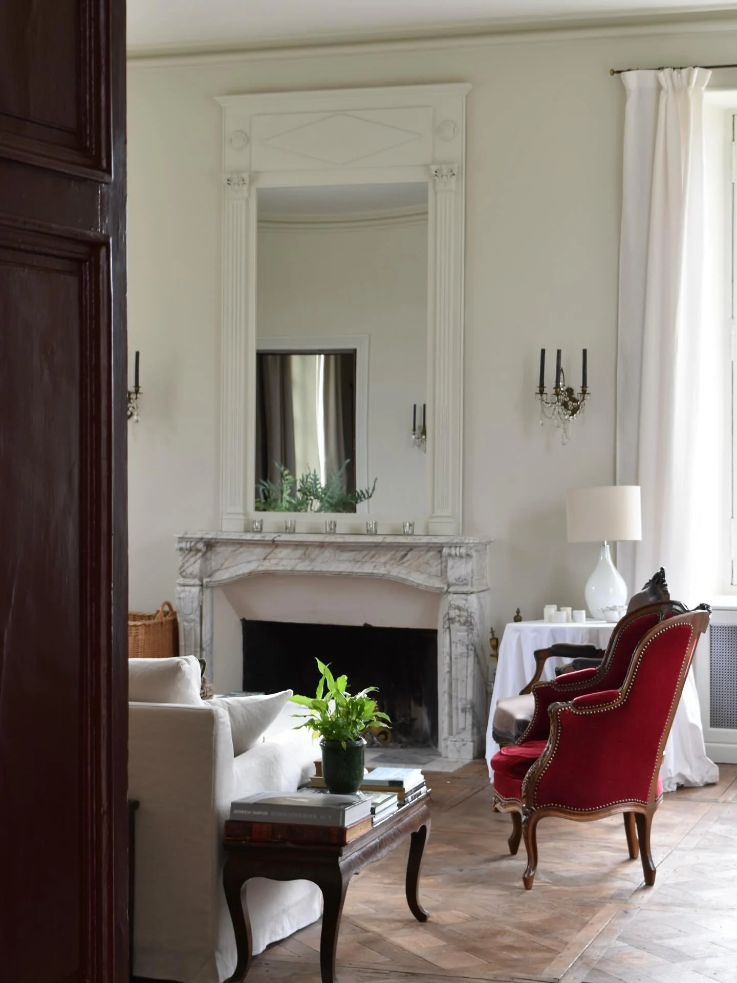 Take a tour around the grand salon of the chateau #chateaudechavigny