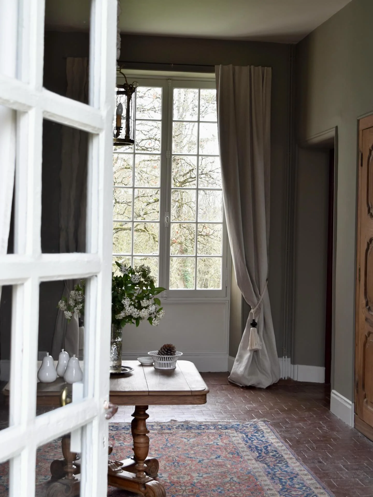 Take a tour around the entrance hall at Chavigny.
Also very pleased to announce our website has had an update, room photos will be to follow shortly ! #chateaudechavigny