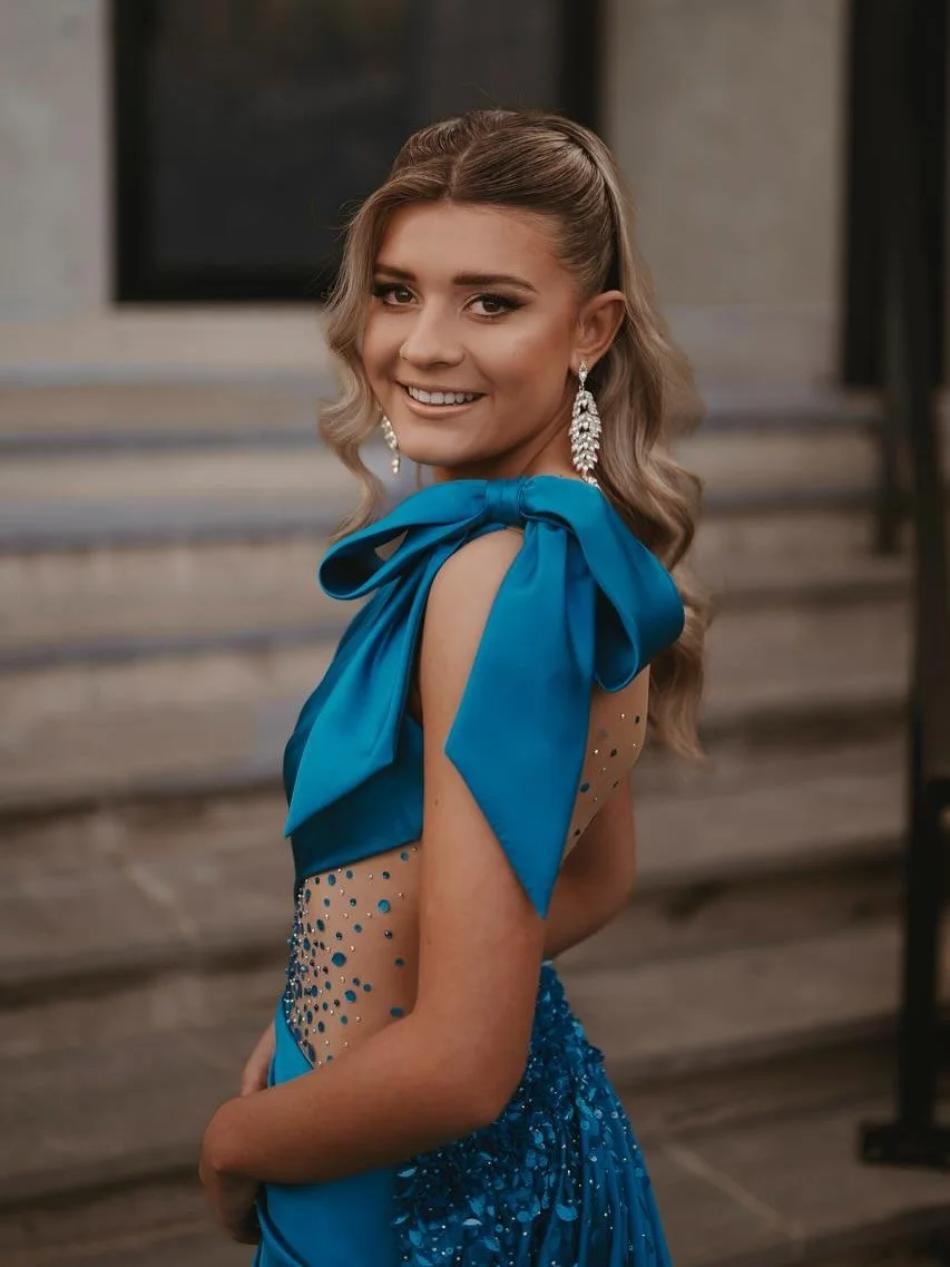 M I - L A N J A 🦋

a Blue Dress and a whole lot of Glamour 🦋 

🦋Mi-Lanja Schmidt, looking beautiful in her custom @anelbothac Evening gown for her Matric Dance 

This beautiful Gown with its draped bodice, bow detail, beaded Illusion details and B