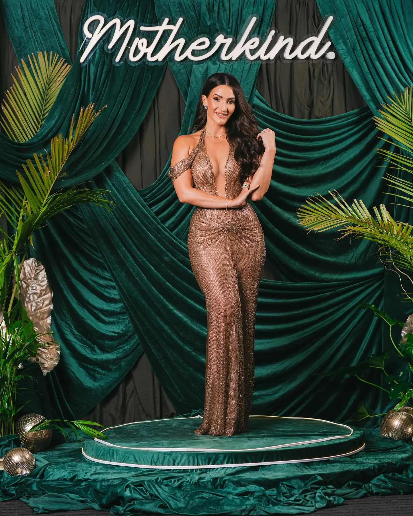 GOLDEN GIRL

Draped in Gold and dripping in Crystal, our beautiful @fit_mom_with_love_  Rechelle Glows from@the inside out! 

I look forward to the @motherkindco Glow Event every year, because it is so Exciting, Glamorous and Flawless! 

I get to Dre