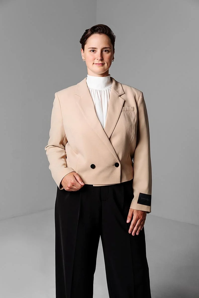 selbstbewusstes Businessportrait einer Frau von Lisa Krieg Fotografie 