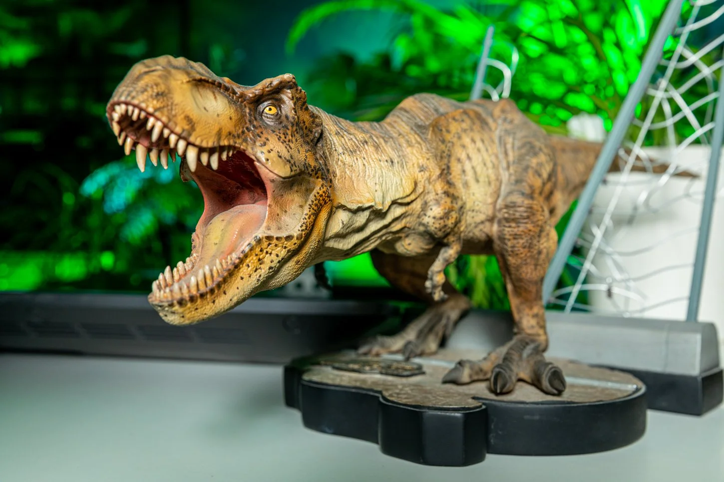 LisaKriegFotografie_Raimund_Frey_Illustrator_Setdesign_Dinos_Mainz4.jpg