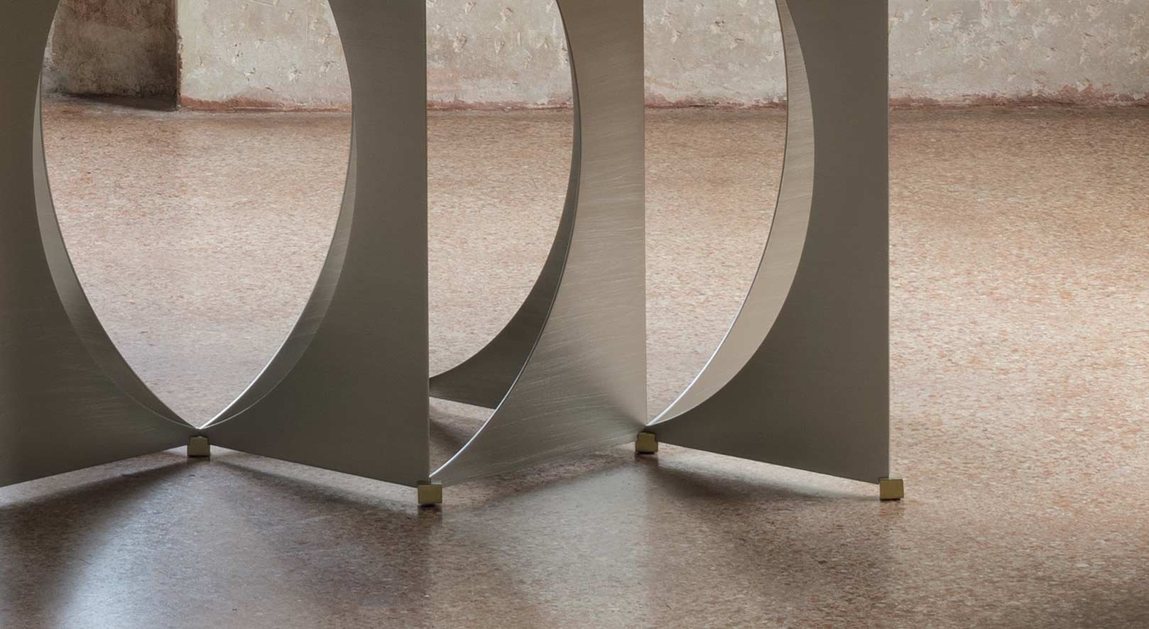 Mezzaluna Table base 2.jpg