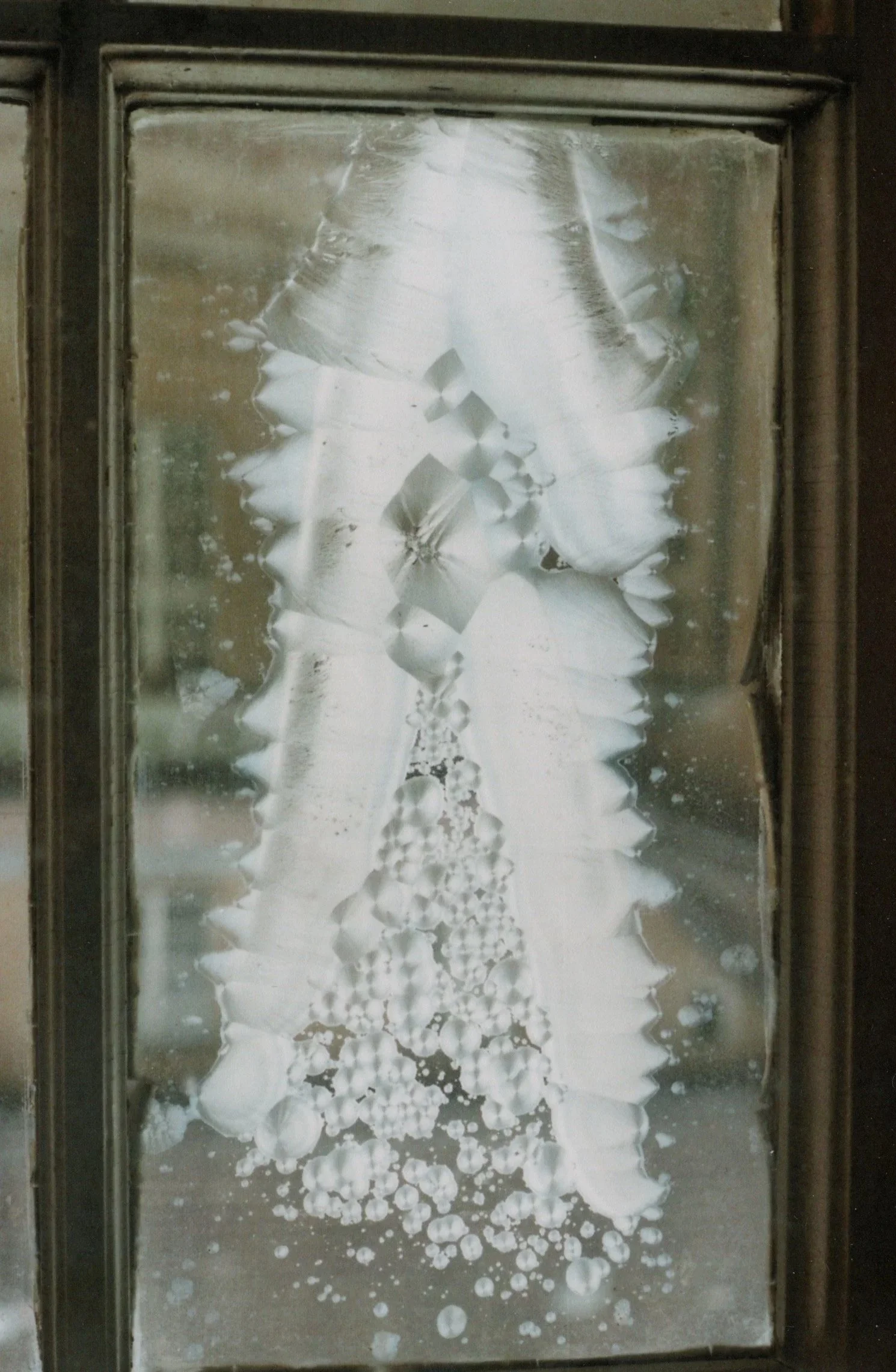 Eiskristalle auf einer Glasscheibe
