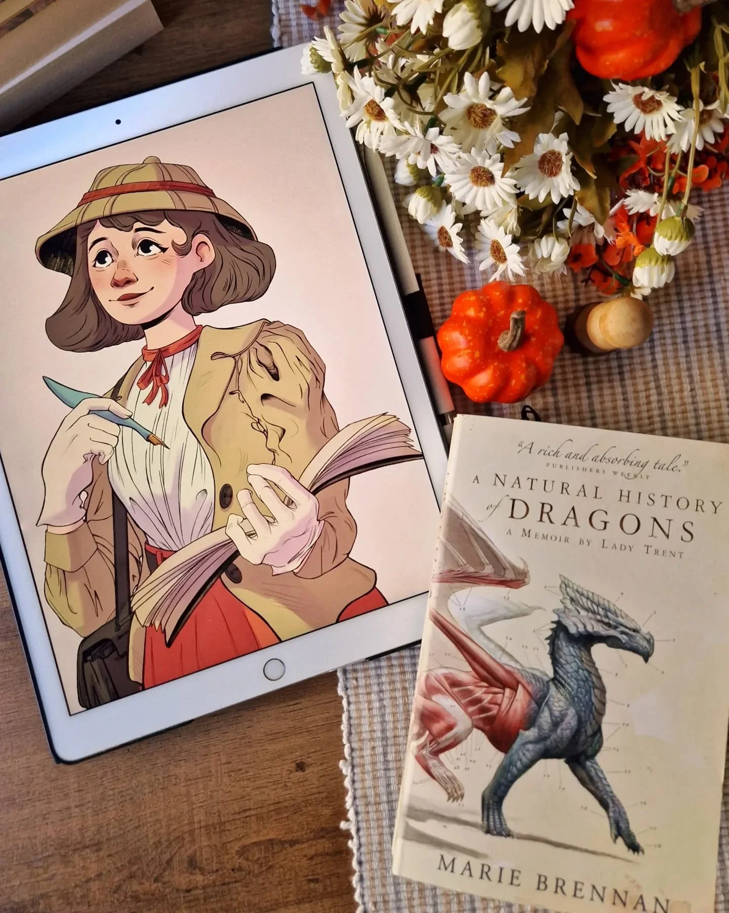 Isabella Camherst - A natural history of Dragons (A Memoirs by Lady Trent) - Marie Brennan

&iexcl;Holi! Durante este mes, reemplazando al cosmereinktober, intentar&eacute; dibujar cada d&iacute;a e ir haciendo recomendaciones de lecturas fuera del C