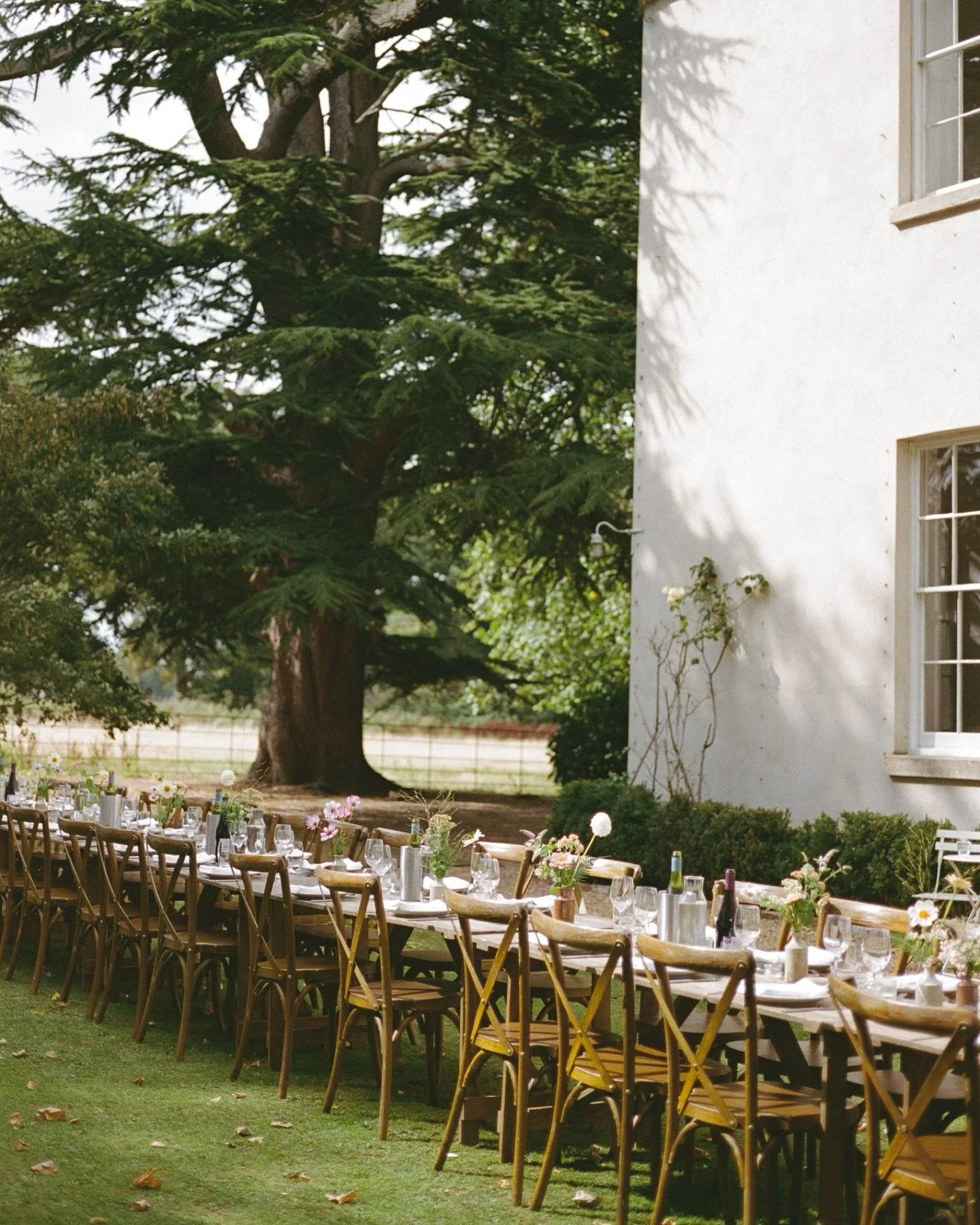 Serene outdoor dining for Naomi &amp; James at @aswarbyrectory 🌿