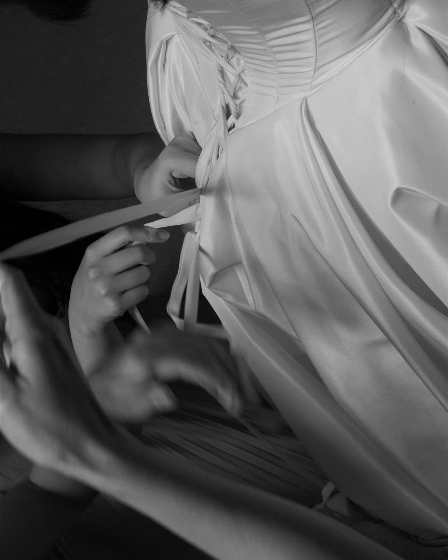 A few getting ready moments with Alina 💫 @lanwadeshall 
.
.
.
.
.
.
#wedding #realwedding #35mm #weddingsonfilm  #darinastoda #norfolkphotographer #adventuresession #elopementphotographer #loveislove #lookslikefilm #lanwadeshall #counterpartphotos #