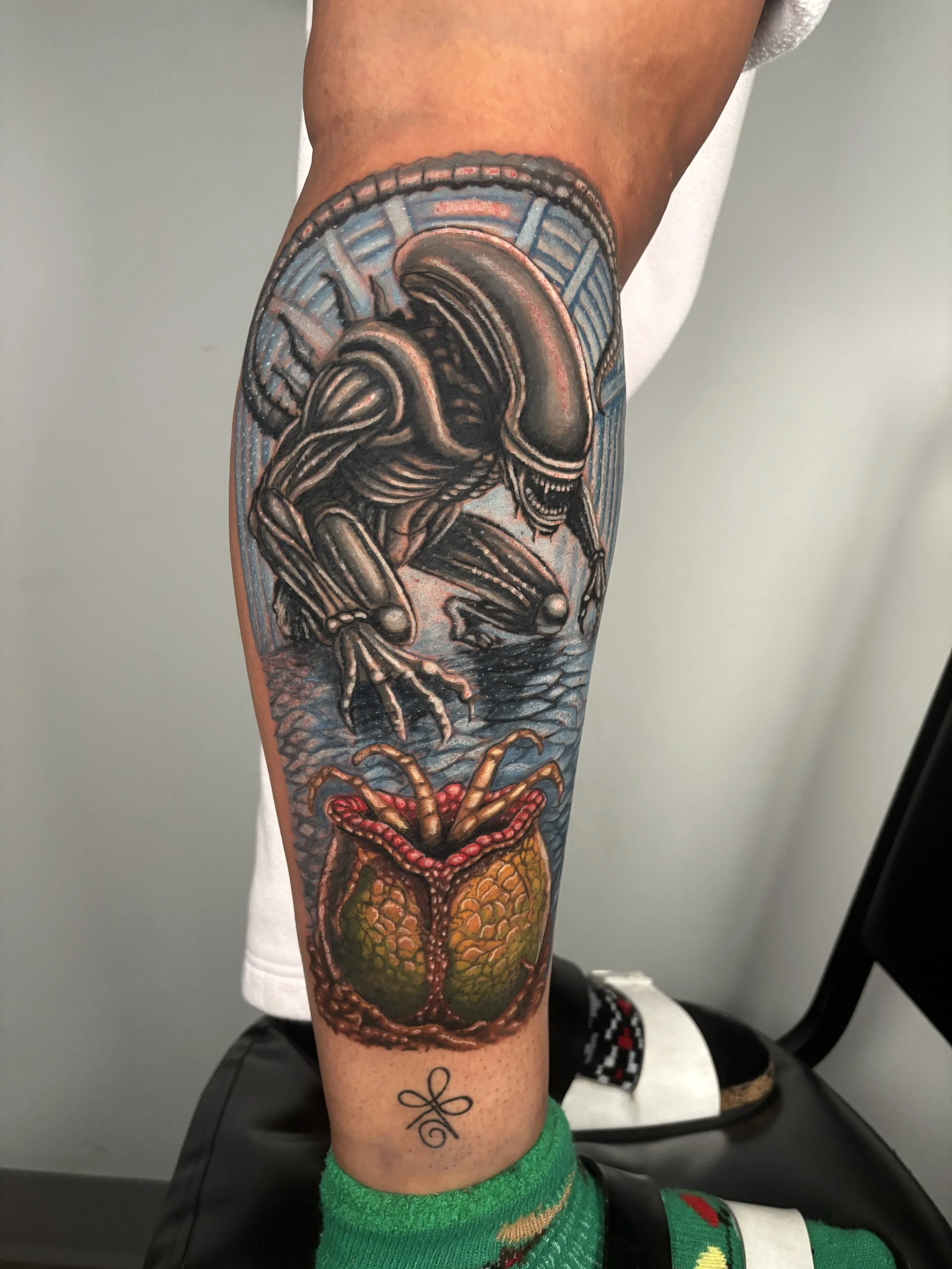 Xenomorph Alien and Face Hugger color calf tattoo