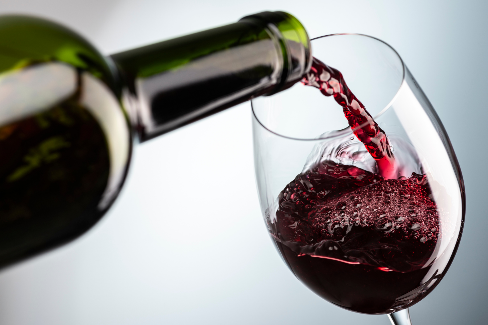 How to Serve Wine Properly: Avoid Mistakes and Share the Pleasure