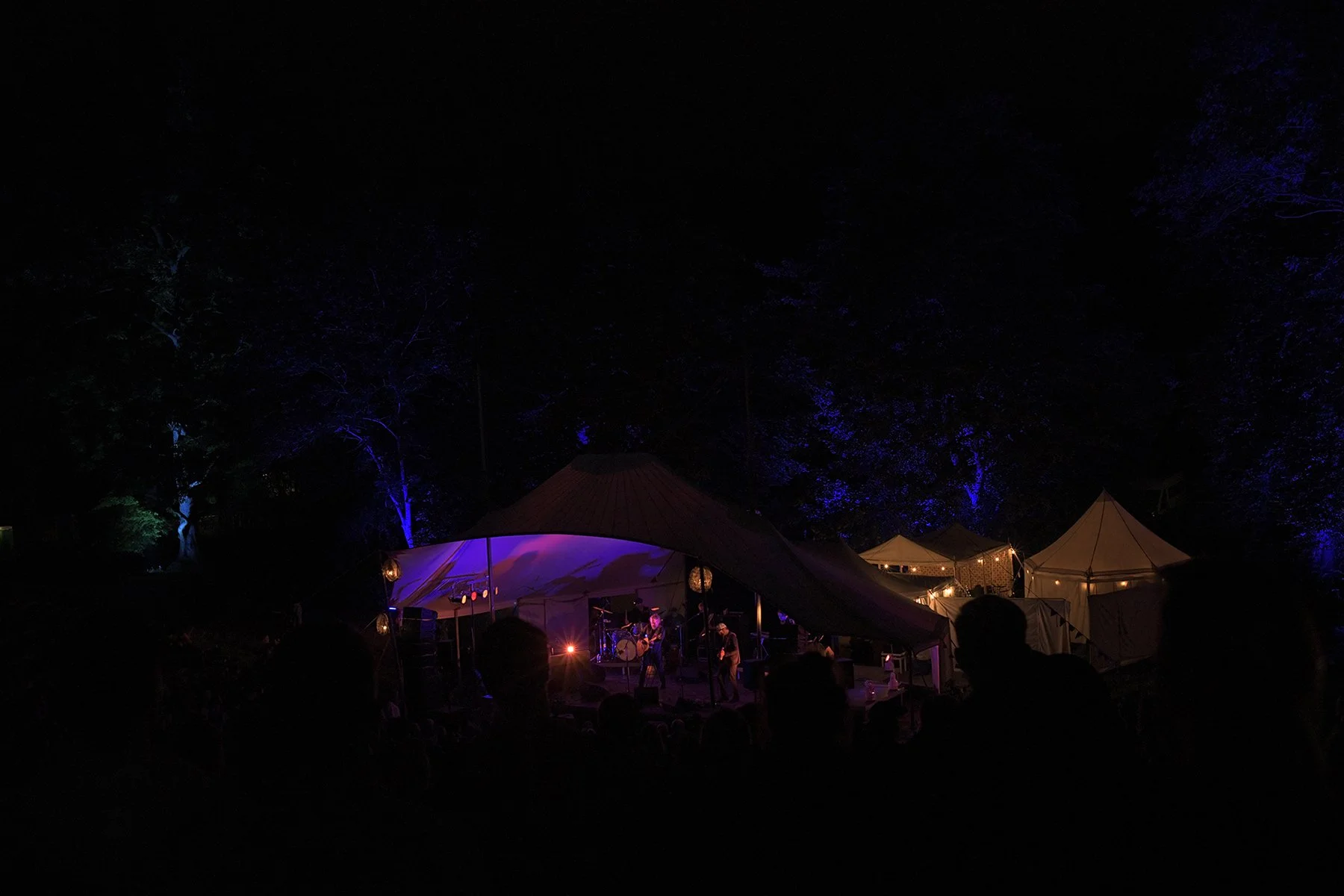Stemningsbillede fra en koncert i de sene timer på festivalen En Sommerdag på Bellahøj