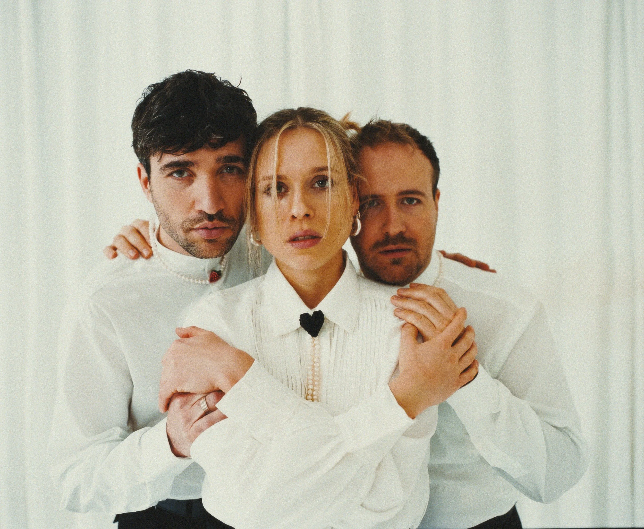 Portræt af de tre medlemmer i bandet Stundom, som spiller på En Sommerdag på Bellahøj