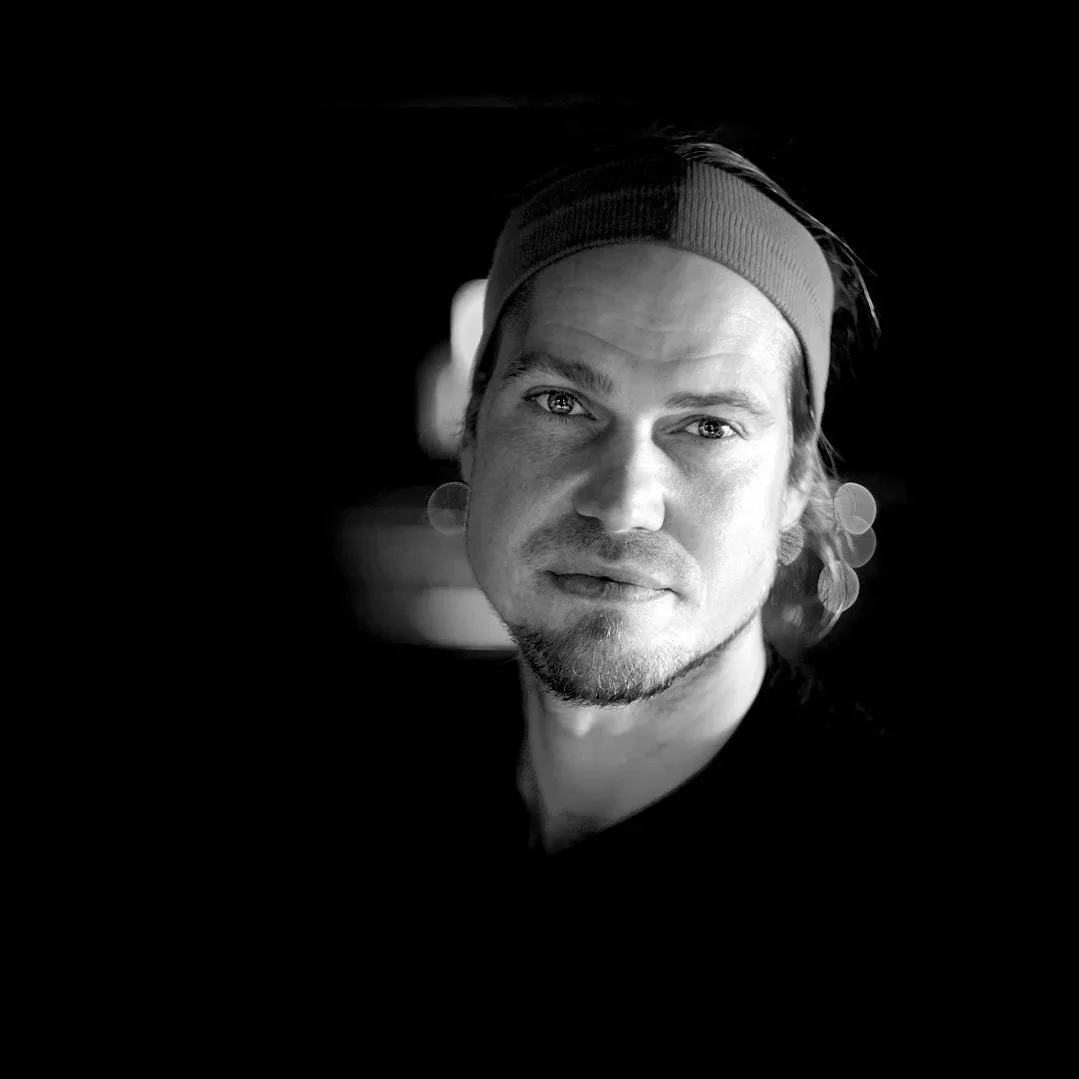 Sort-hvid portræt af musikeren Madsen, søn af Johnny Madsen, som spiller på En Sommerdag på Bellahøj