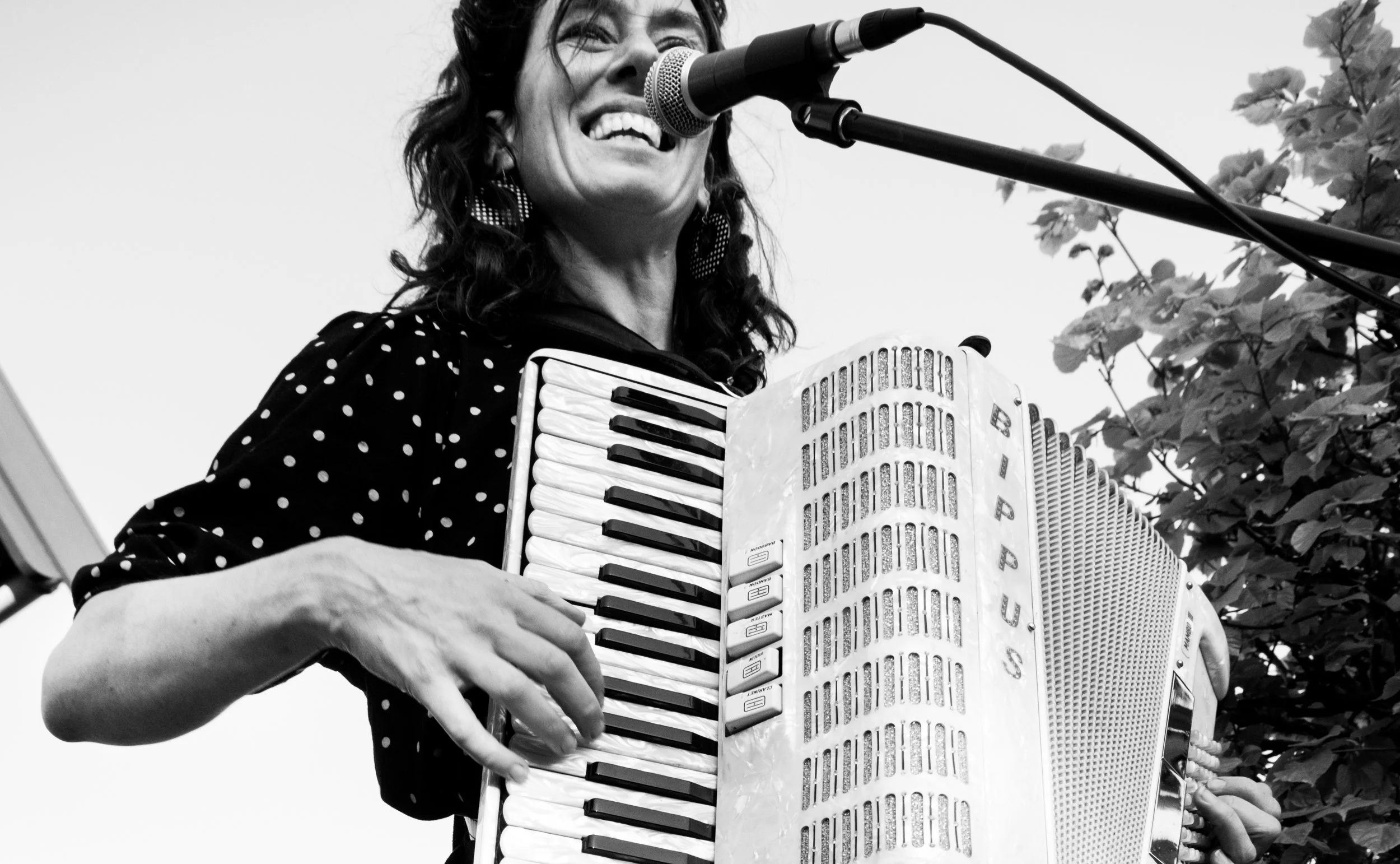 Sort-hvid portræt af musikeren Gunni Torp, som står for fællessang på festivalen En Sommerdag på Bellahøj