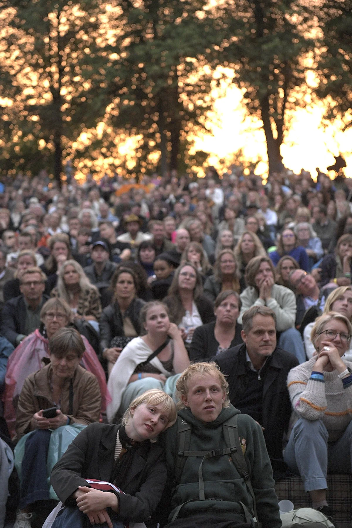 Publikum kigger på scenen på festivalen En Sommerdag På Bellahøj