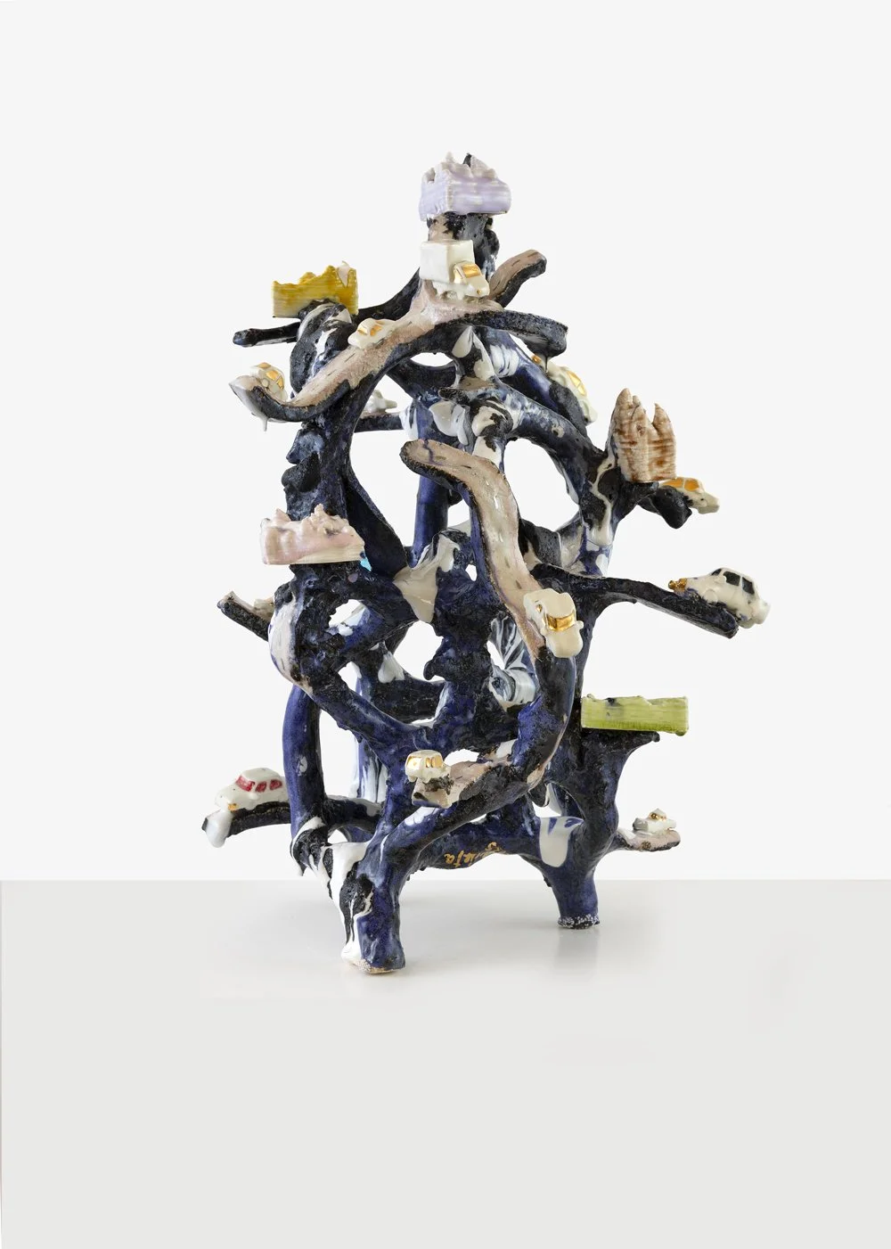 Maloggia | 2025, porcellana, ceramica, smalto, lustro platino e oro,  60x37x40 cm