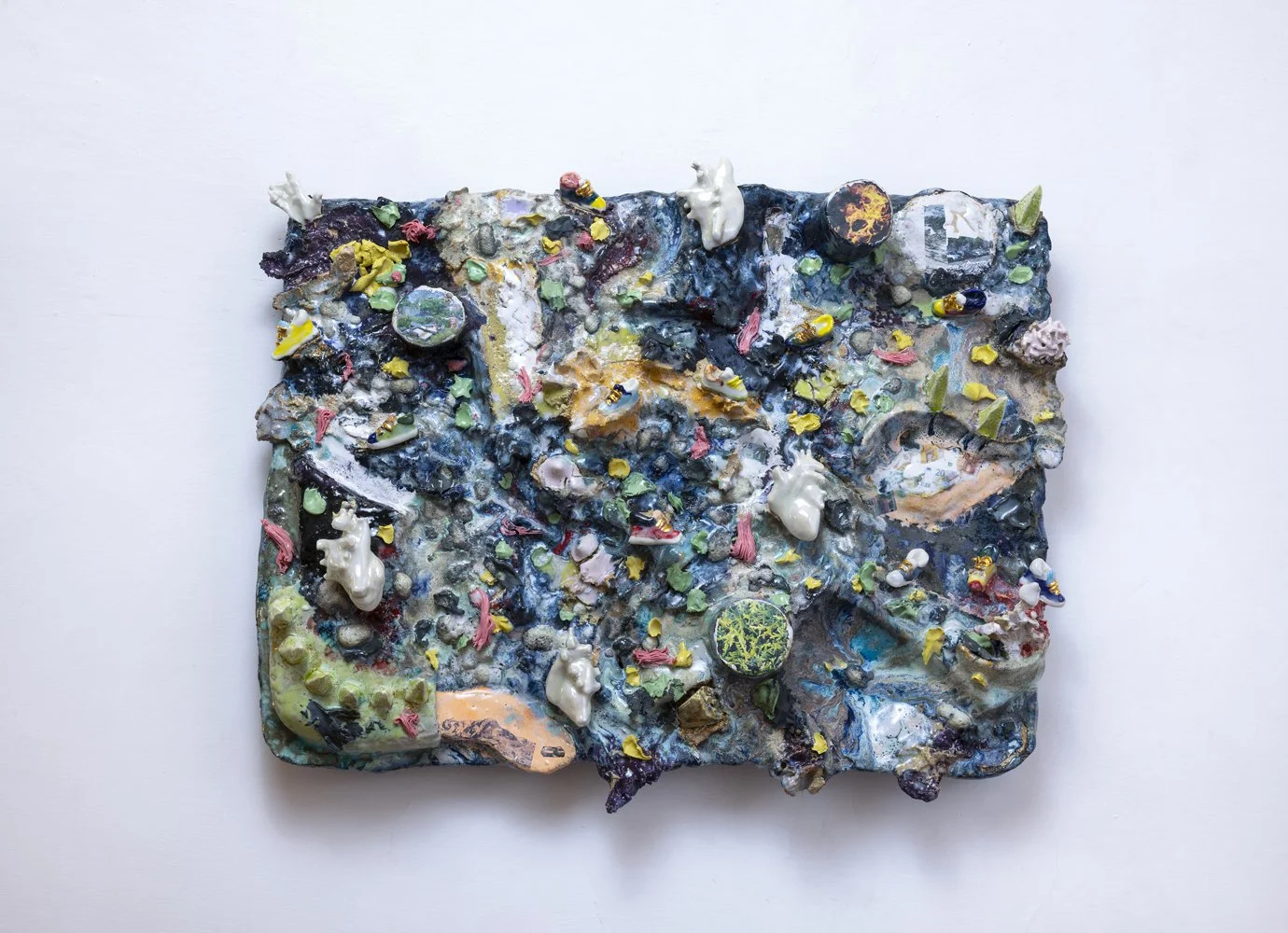 Relief | 2025, porcellana, ceramica, smalto, decalcomania fotografica, lustro oro e iris,  15x84x60 cm