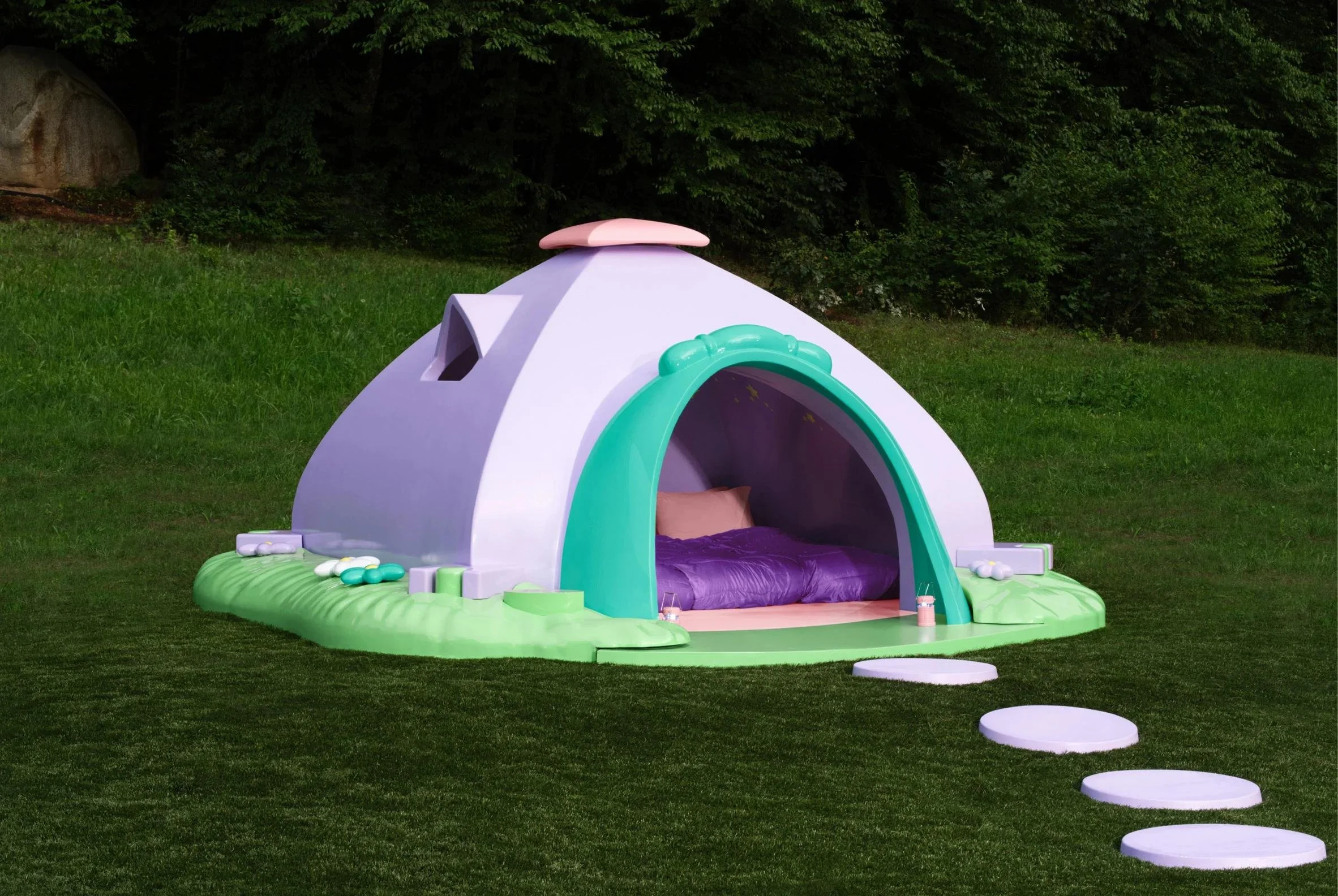 airbnb-creates-life-size-polly-pocket-house-in-massachusetts-v0-miym3kb5slhd1.jpg