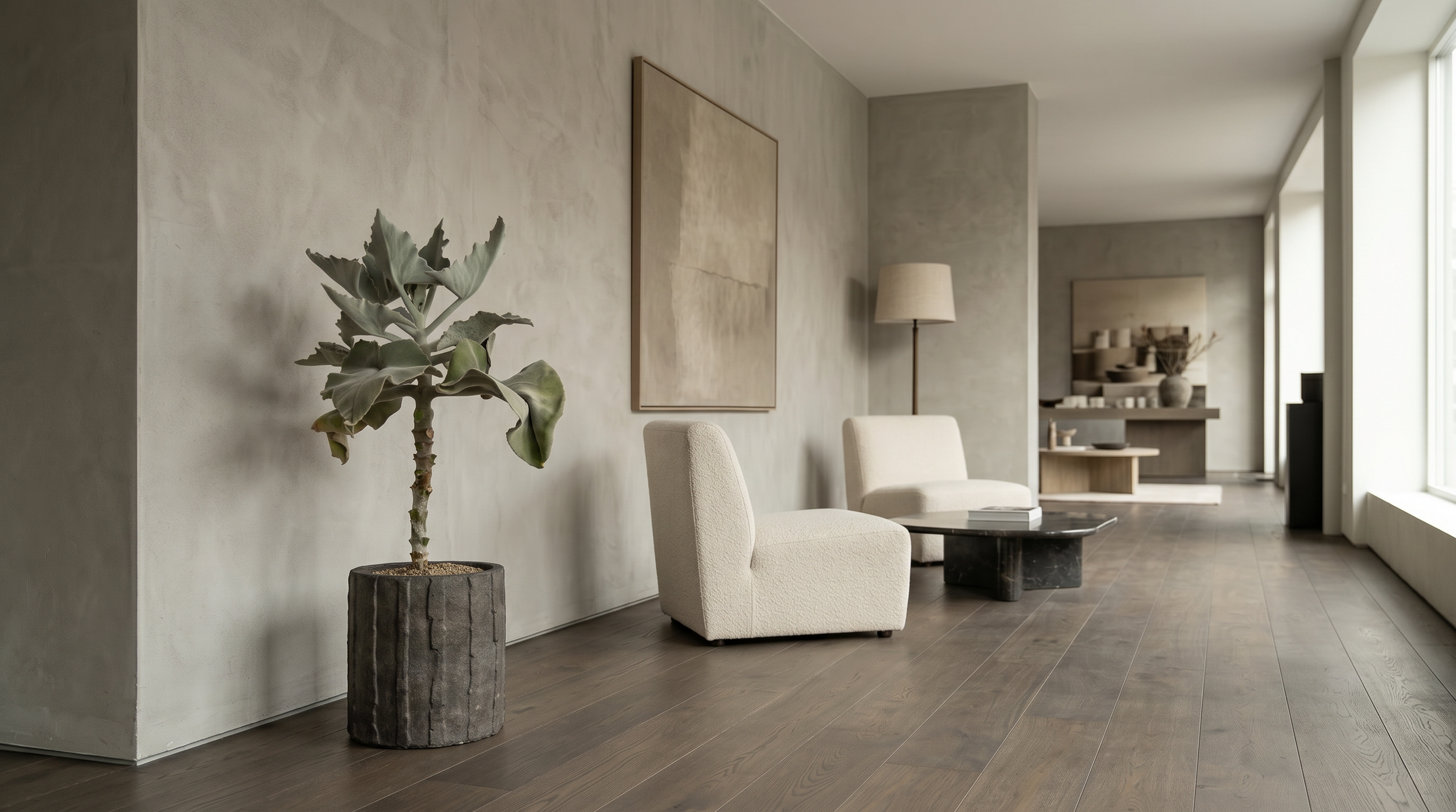 Skulpturale Zimmerpflanze in einem dunklen Design-Pflanzgefäss in minimalistischem Wohnraum mit hochwertigem Interior Styling von arb Landschaftsarchitektur.