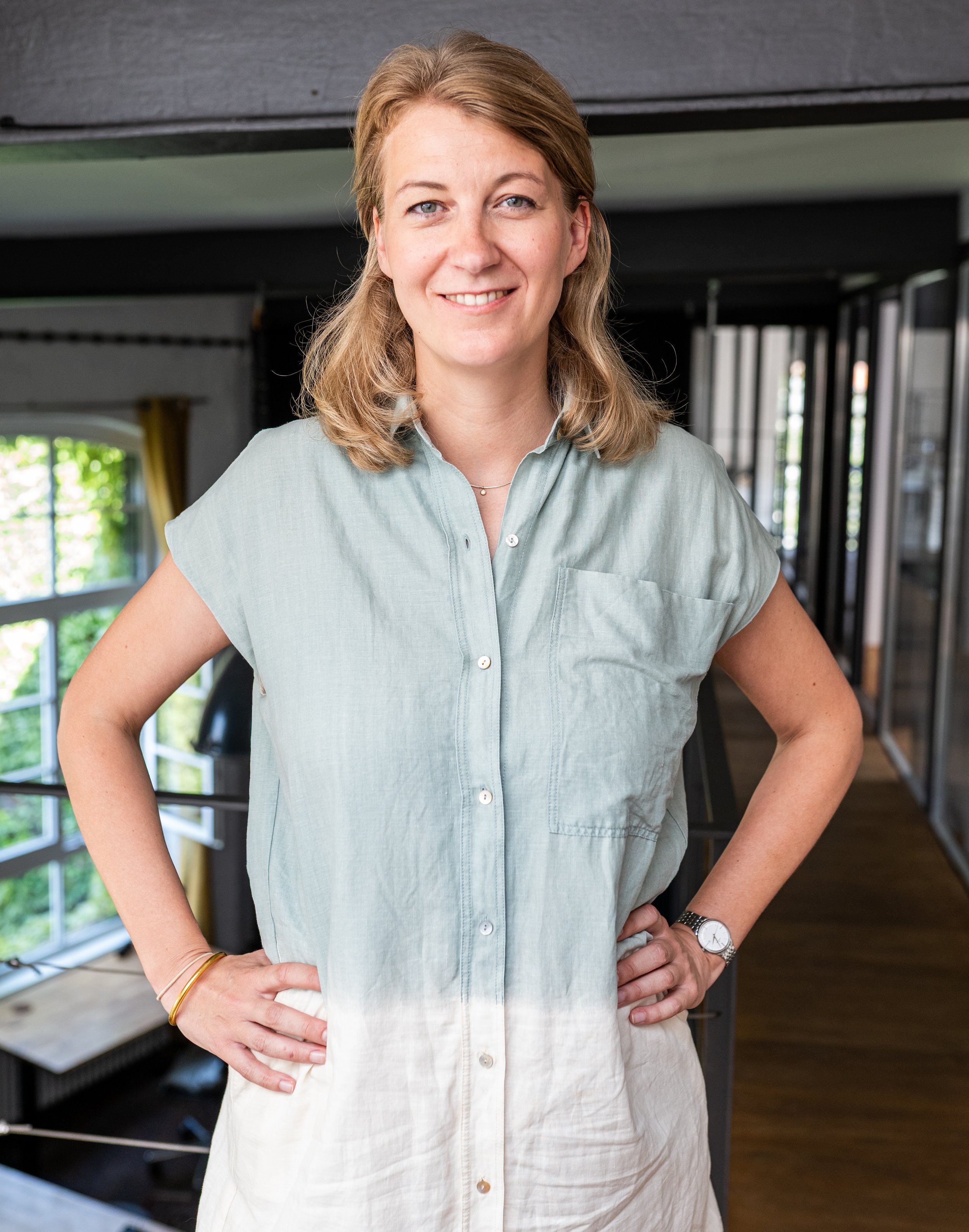 Hannah Rauterberg - Coaching, Beratung und Trainings in Berlin. Foto von blonder Frau mit Händen in den Hüften.