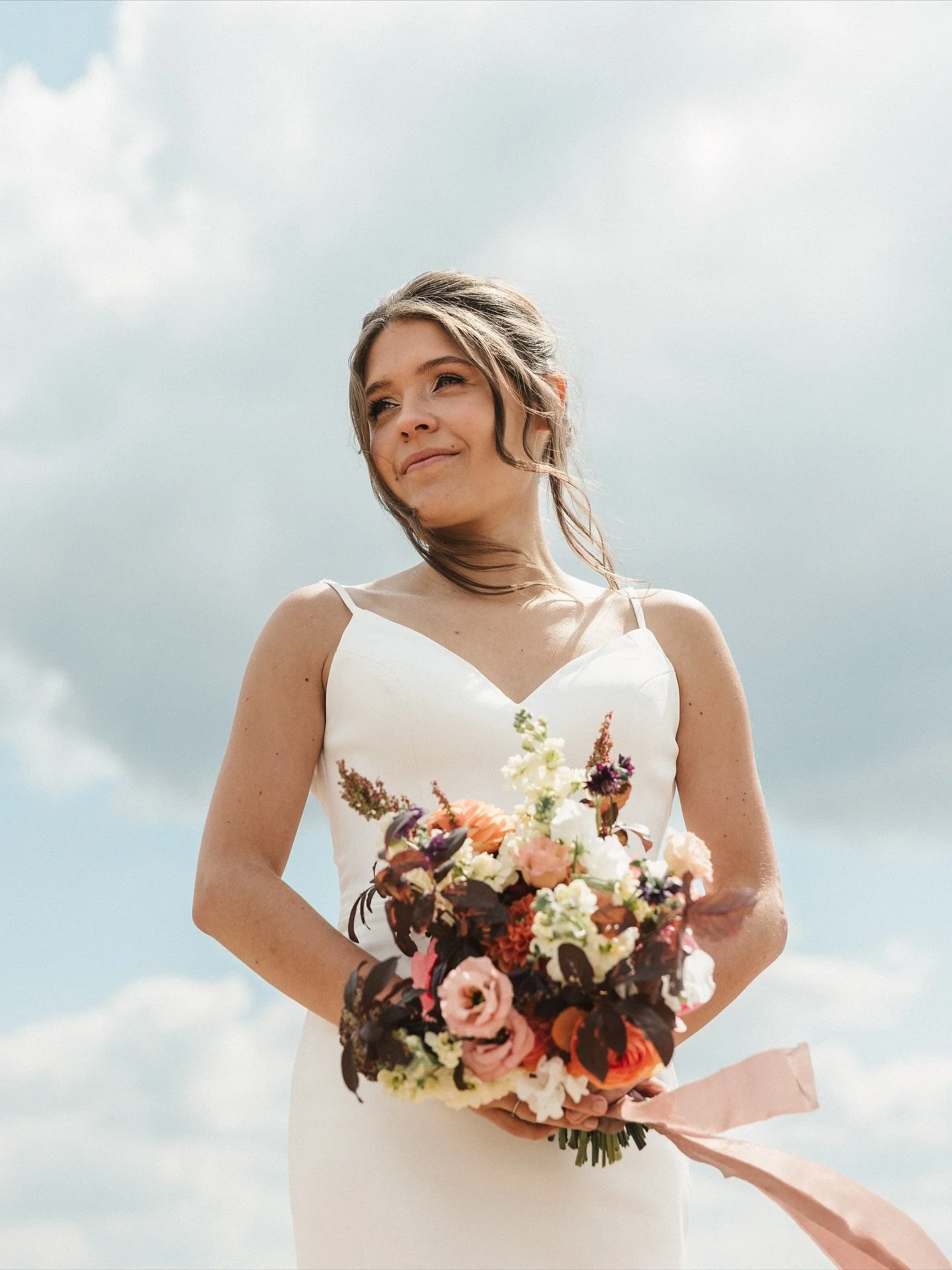 Sunshine kicking in 

Flowers @elke.maakt.fleurig 
Mua @gribeau 
Venue @gaston_gent