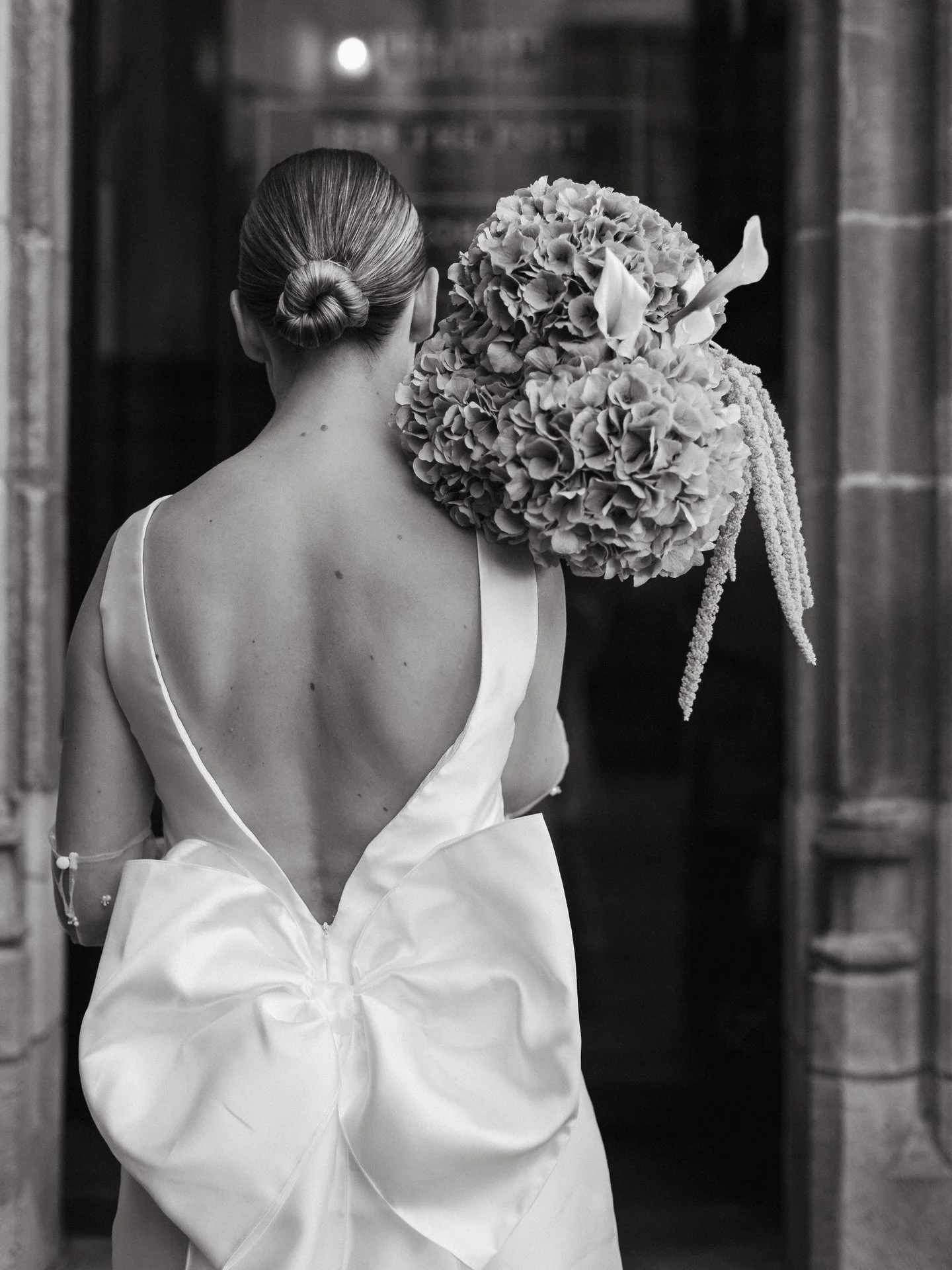Creative posing with a bouquet by Justine

@bloemen_marge 
@marylise_bridal 
@1898_thepost 
@cafecostume 

#trouwboeket #trouweningent #belgiumweddingphotographer #minimalweddingdress #trouwenin2026